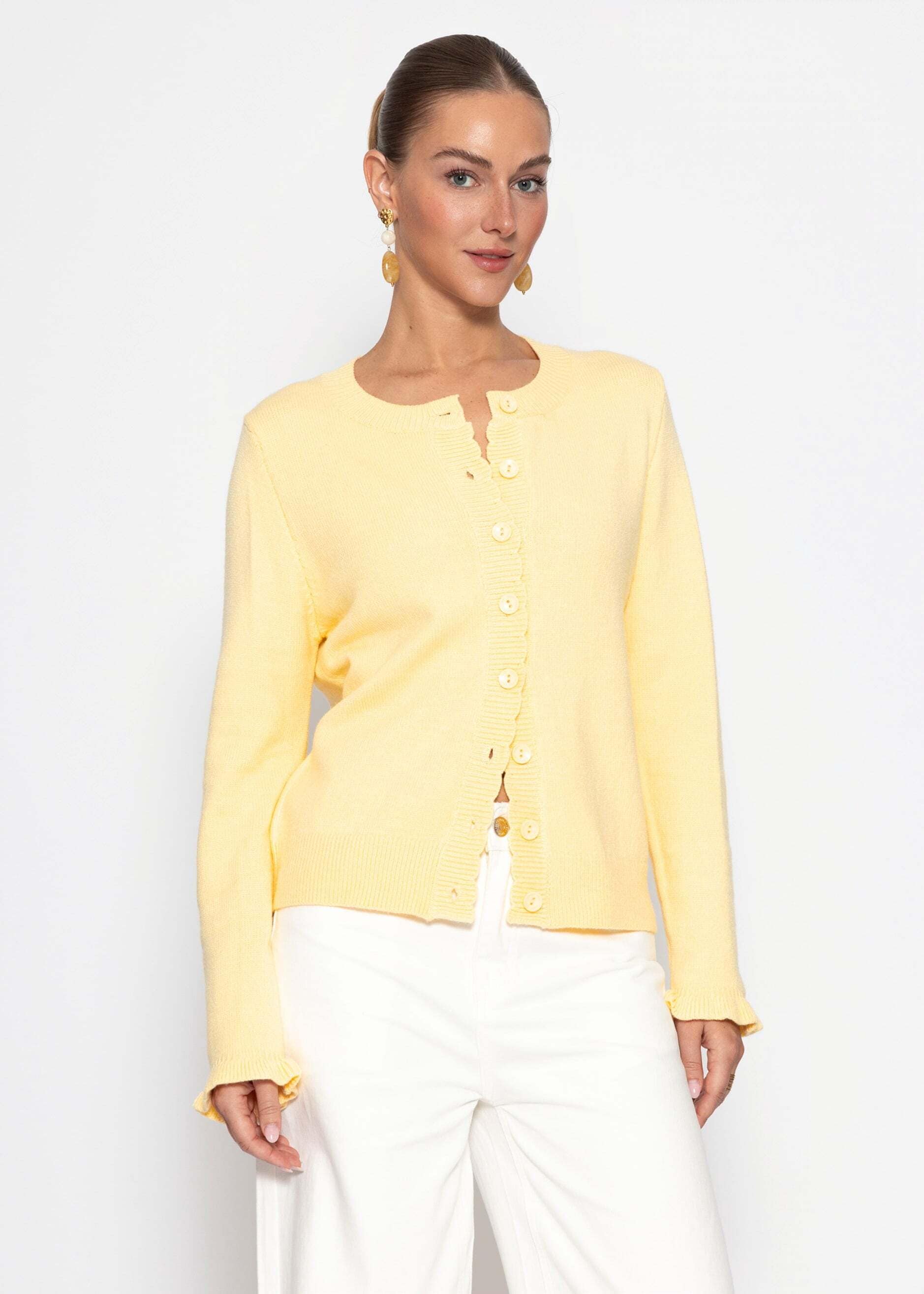 SASSYCLASSY Strickjacke »Strickjacke mit Volants« Verspielter Cardigan mit Knopfleiste und gerippten Bündchen
