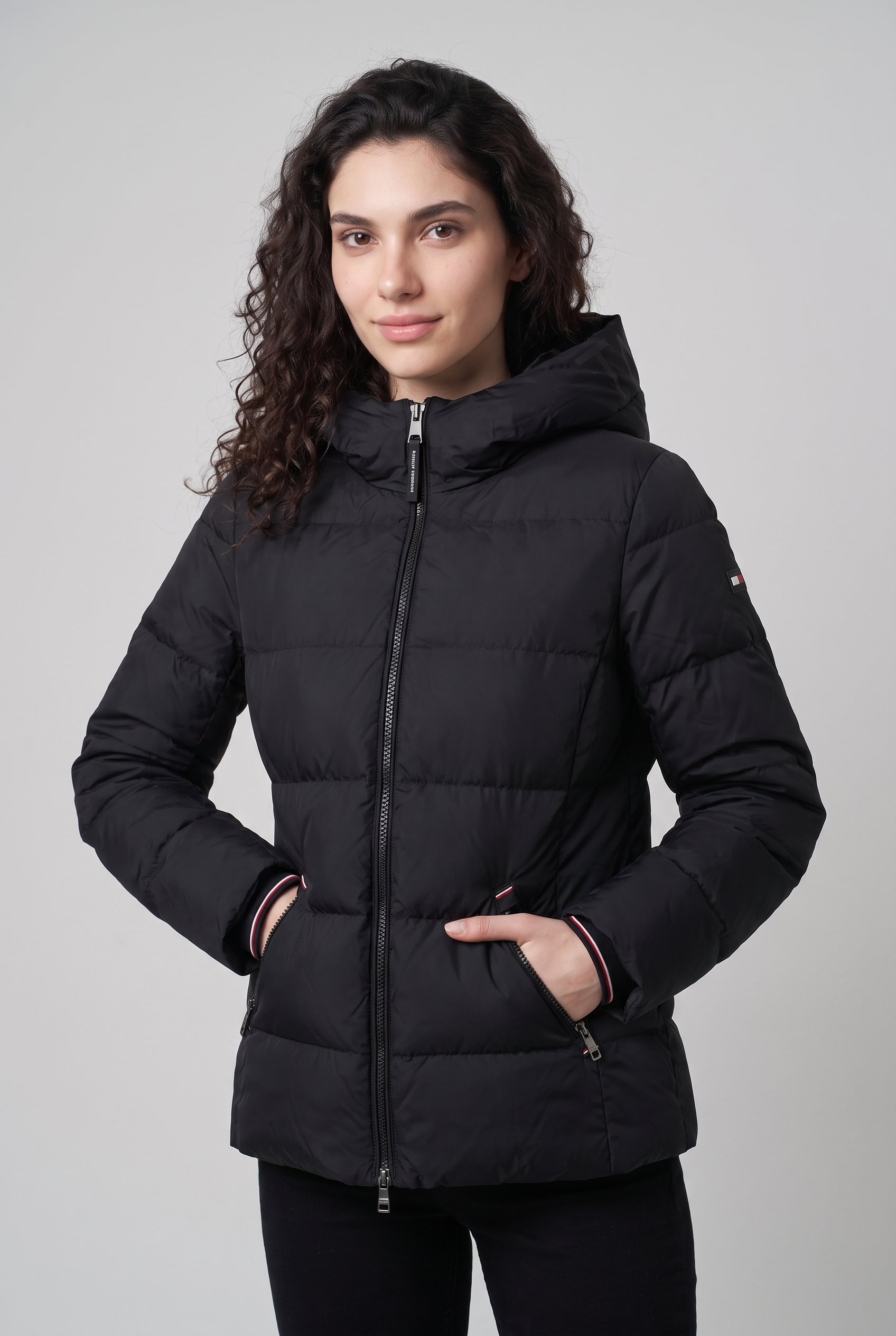 Tommy Hilfiger Steppjacke »DOWN BRANDED FITTED JACKET« mit Kapuze Kunstfaser