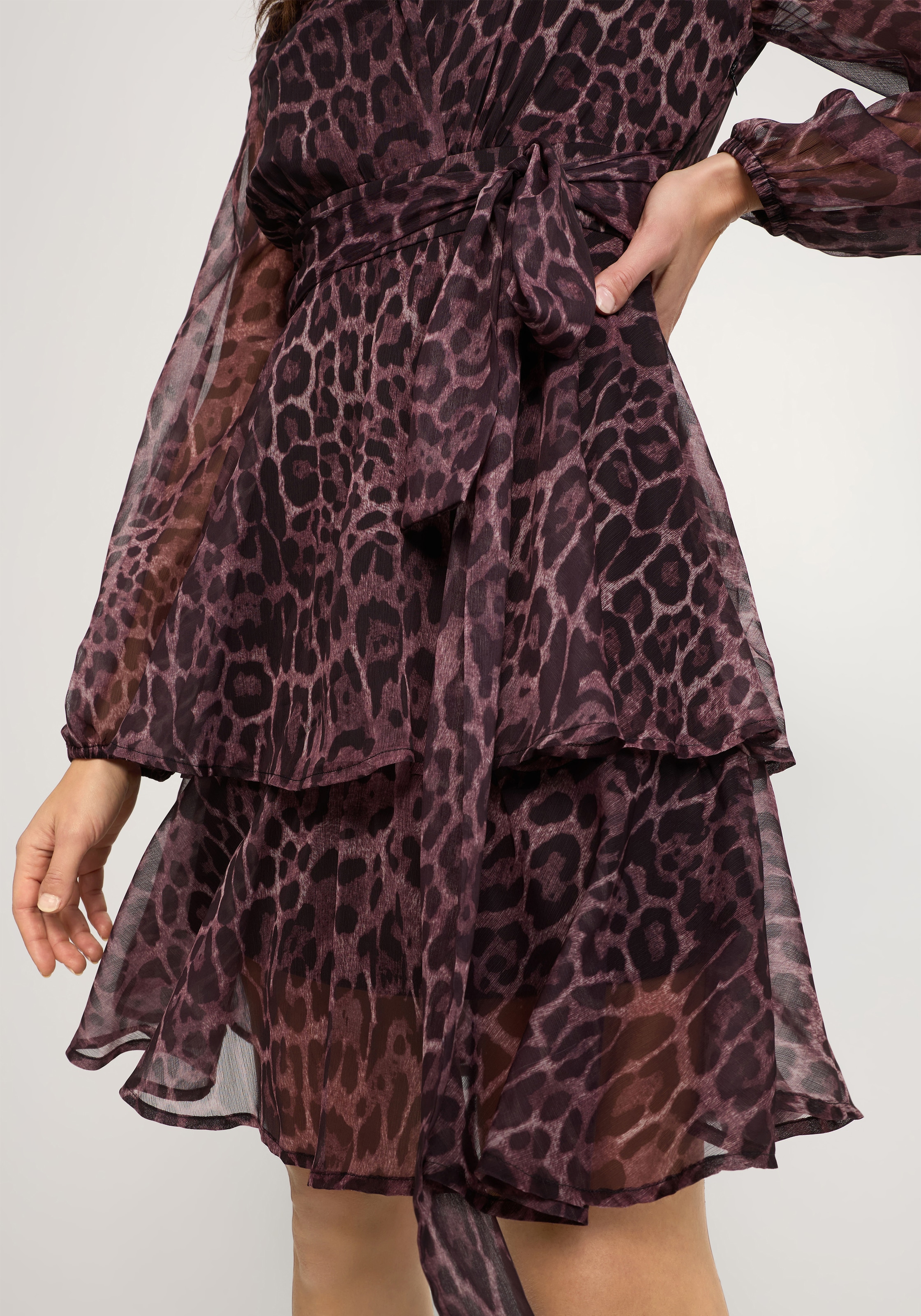 LASCANA Druckkleid Ohne Taschen mit fixiertem Bindeband, elegantes Sommerkleid mit Leomuster