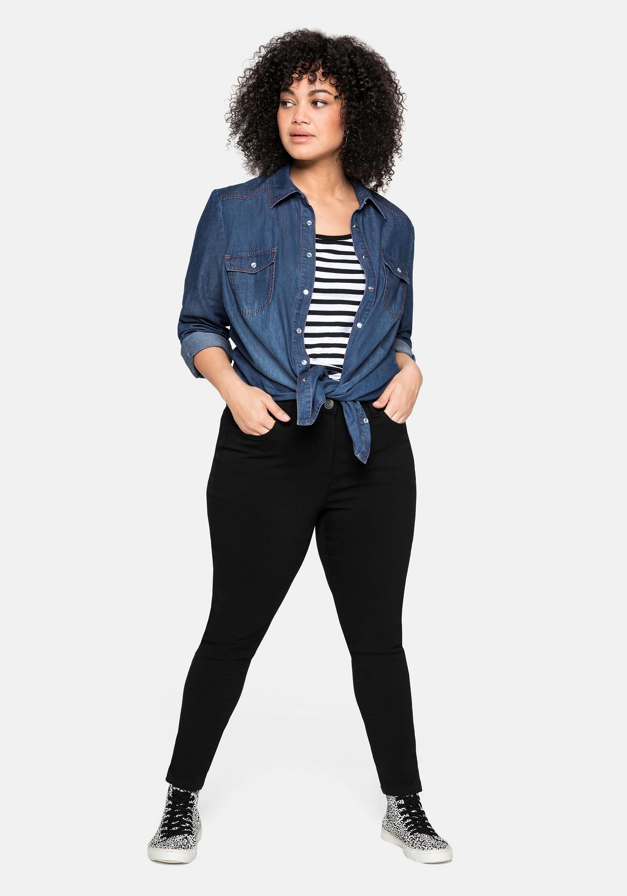 Sheego Jeansbluse »Jeansbluse mit Knopfleiste und Brusttaschen«