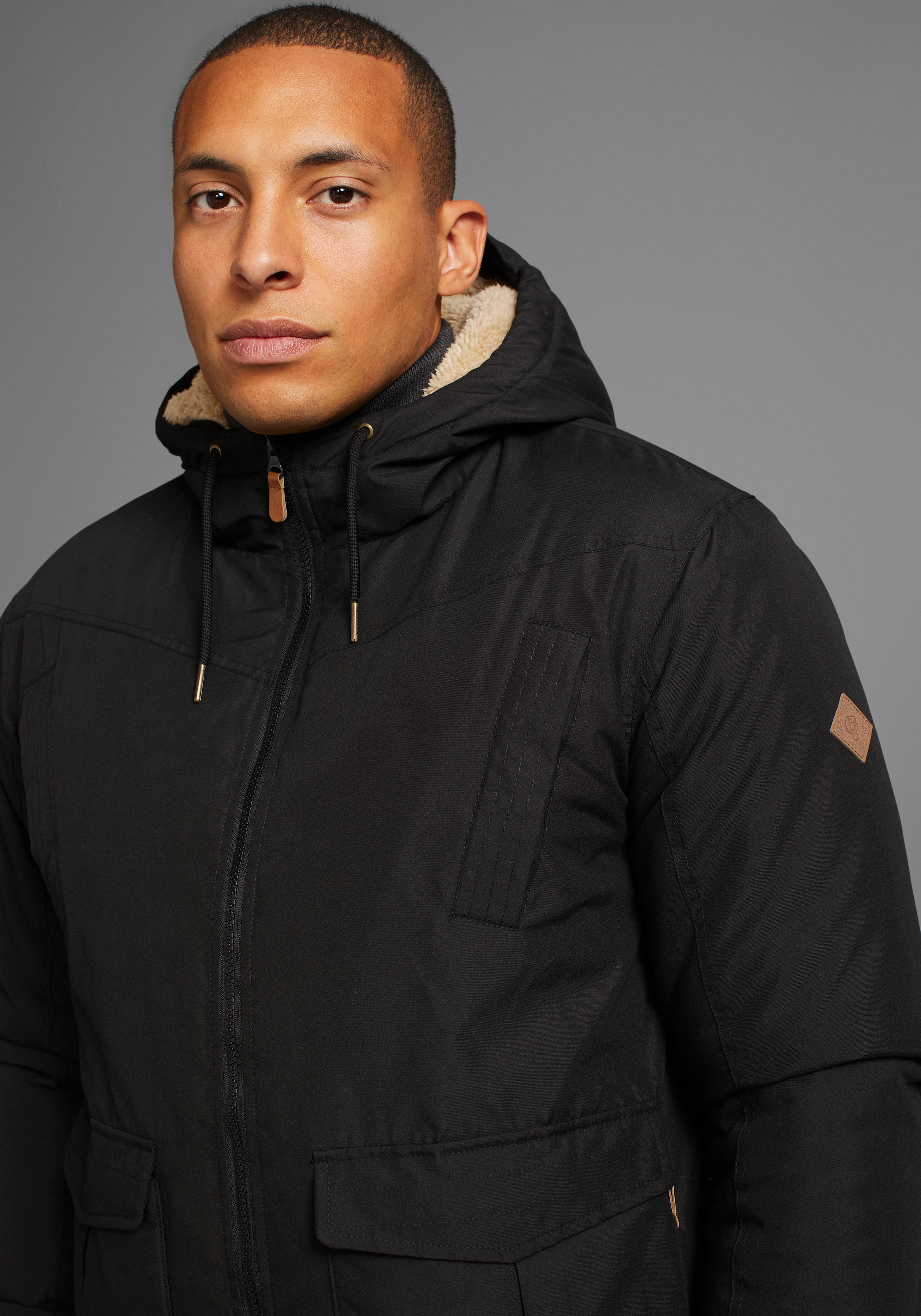 Bruno Banani Winterjacke, mit Kapuze, aus Baumwolle und Polyester, hochschließender Kragen