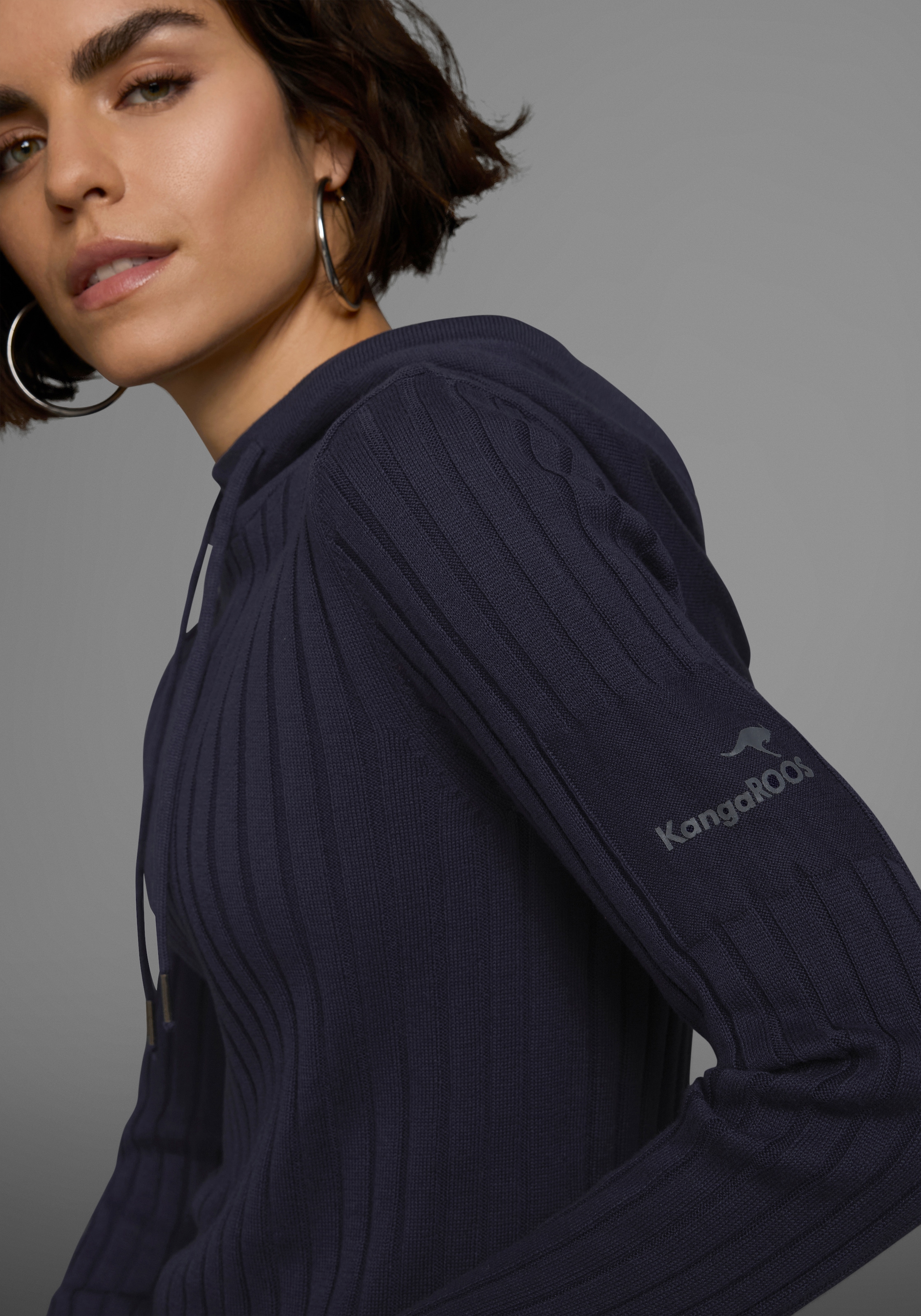 KangaROOS Strickpullover, mit kontrastfarbener Kapuzeninnenseite und Logodruck auf dem Arm
