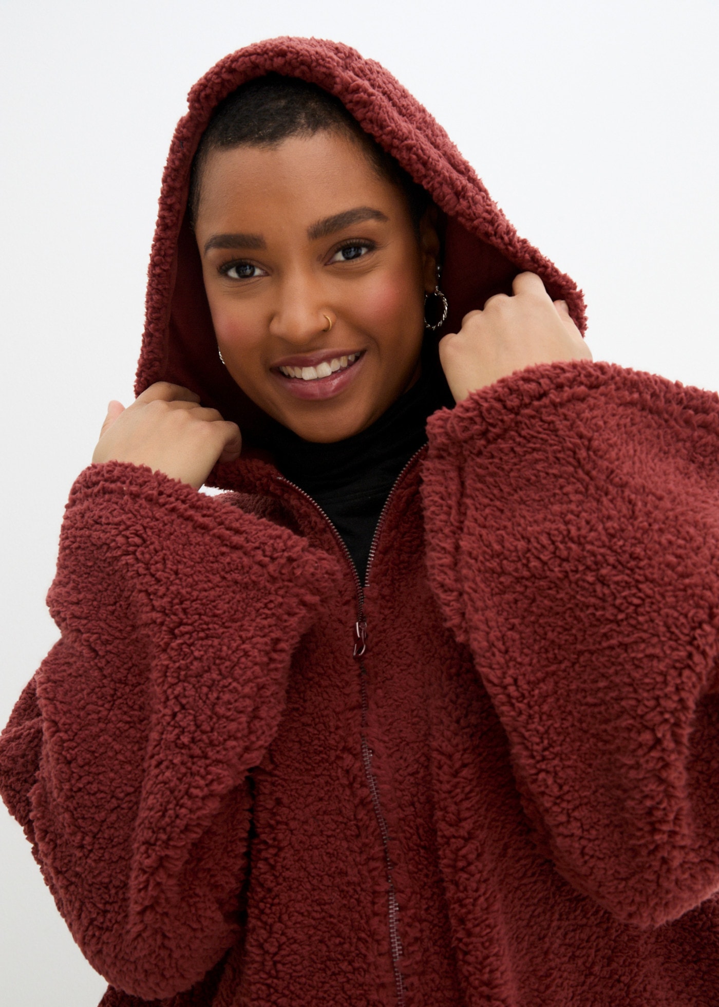 bonprix Fleecejacke mit Kapuze aus kuscheligem Teddymaterial, mit Stehkragen und Kapuze, in A-Linie
