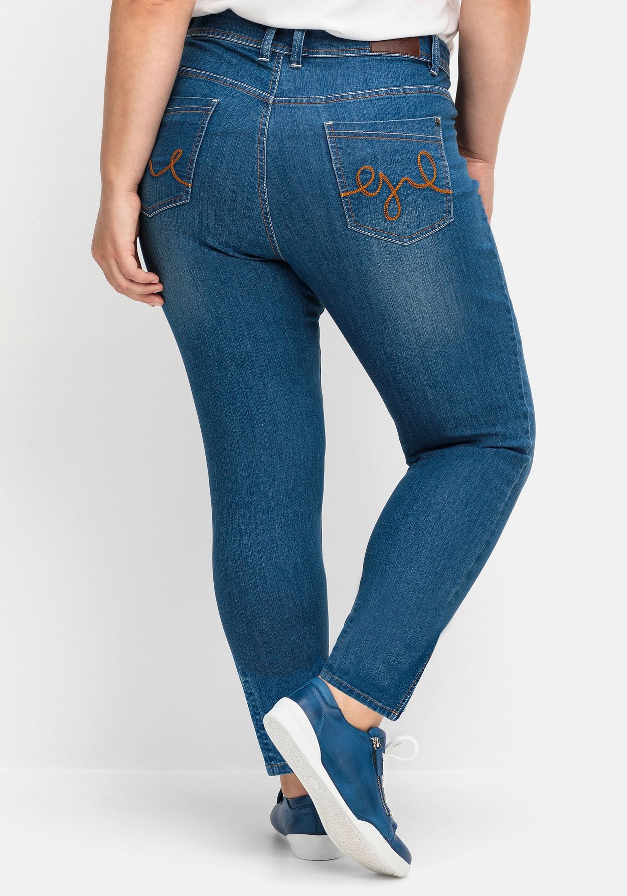 Sheego Stretch-Jeans »Jeans »Die Schmale« mit zweifarbigen Kontrastnähten«