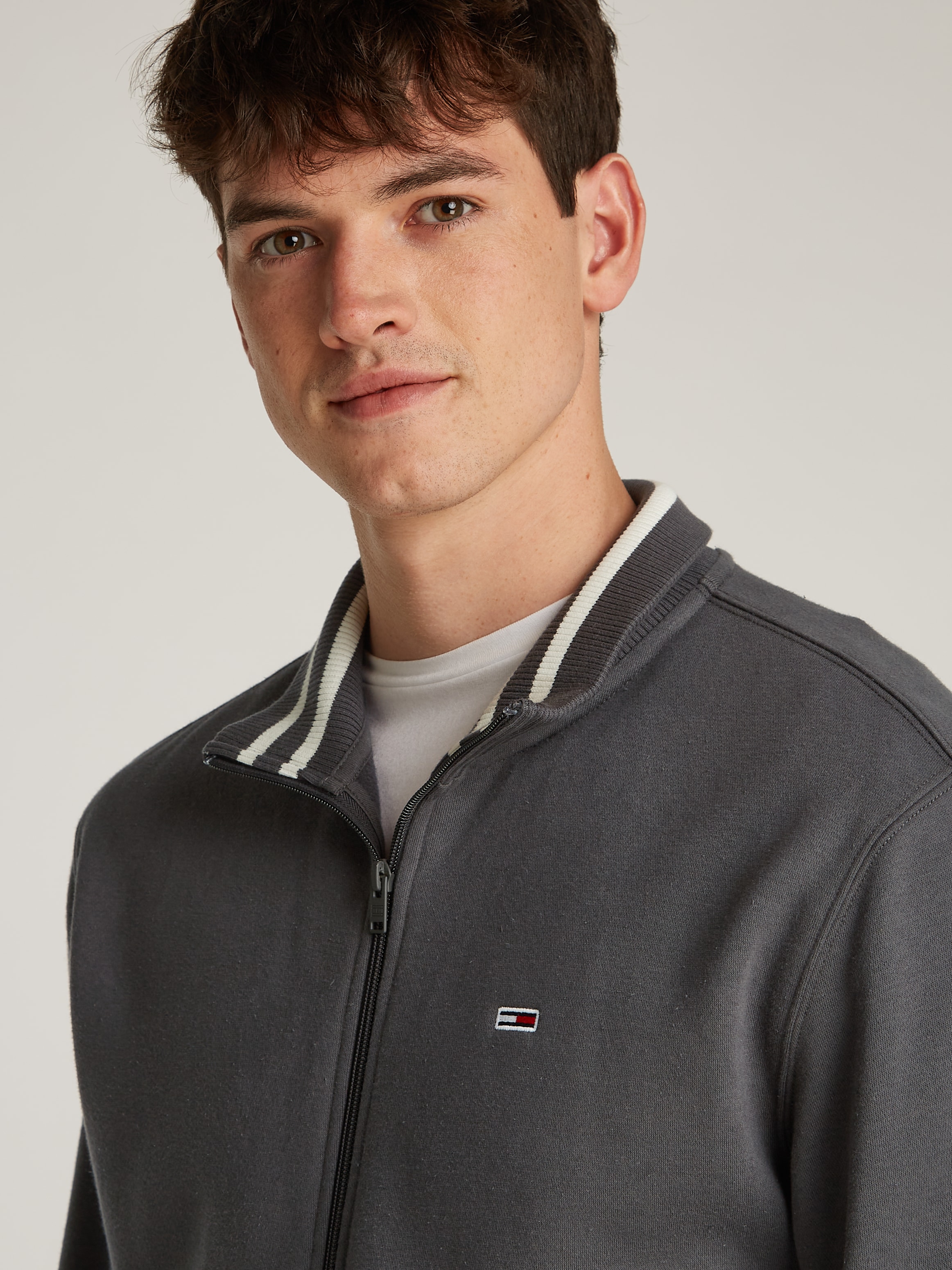 Tommy Jeans Plus Sweatjacke »TJM REG FLEECE ZIP THRU EXT«, in Großen Größen, Logostickerei