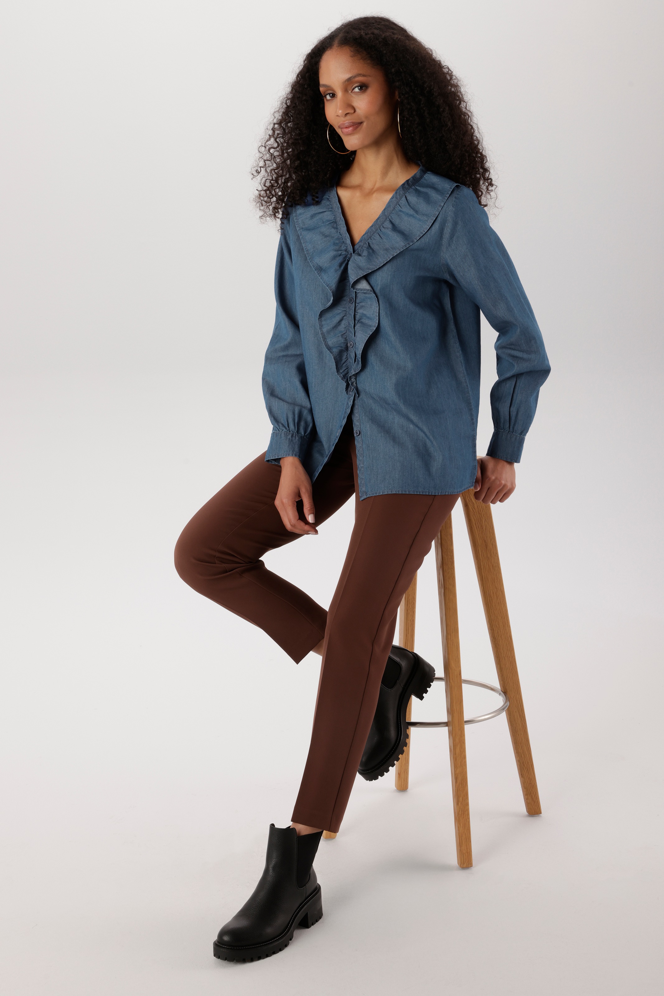 Aniston SELECTED Jeansbluse mit Volants am streckenden V-Ausschnitt - NEUE KOLLEKTION