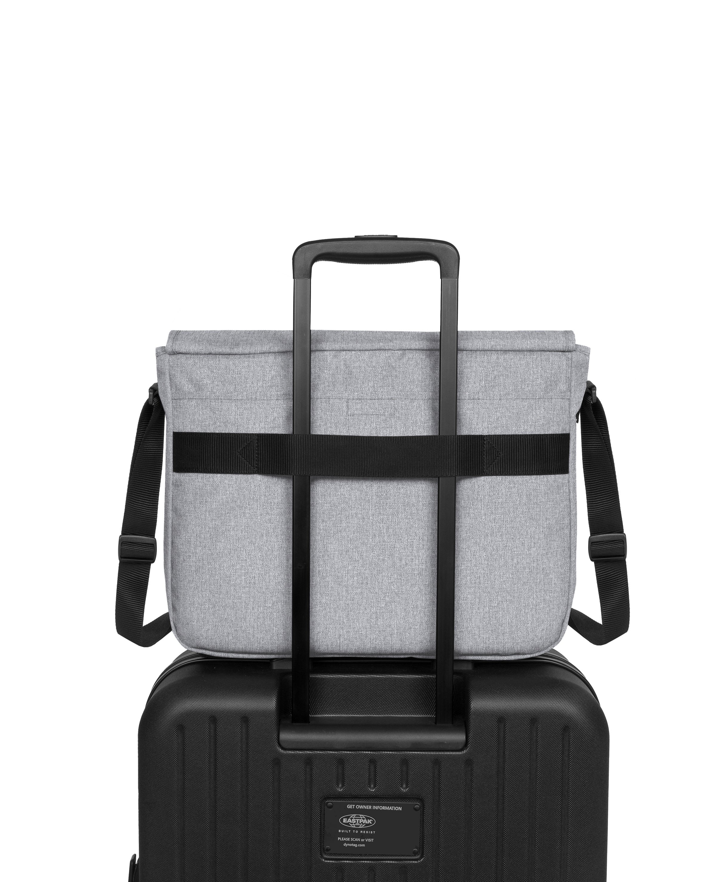 Eastpak Messenger Bag »Delegate +« Umhängetasche, Schultertasche mit Trolleygurt und 17" Laptopfach