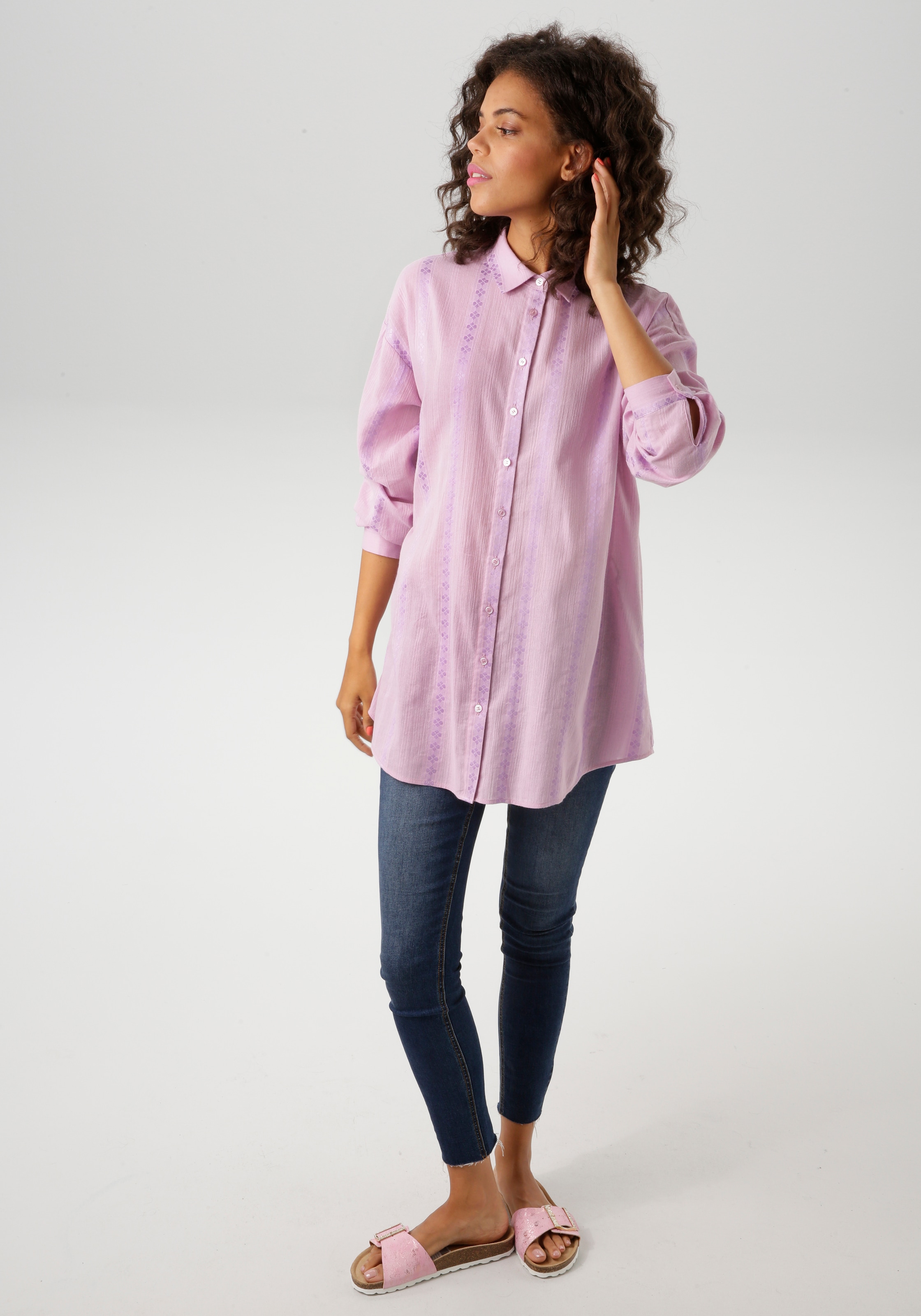 Aniston CASUAL Hemdbluse, aus trendiger Musselin-Ware mit eingewebtem Muster