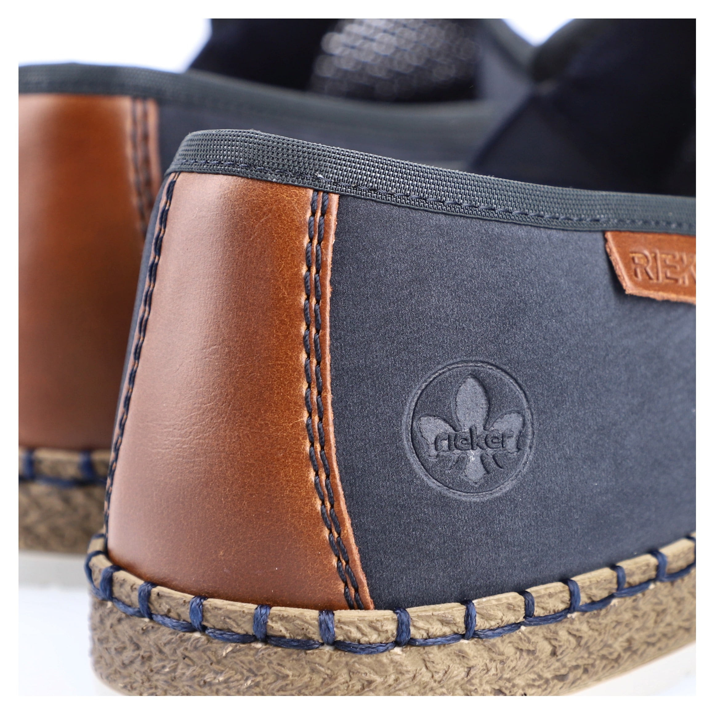 Rieker Slipper, mit modischer Laufsohle in Bast-Optik