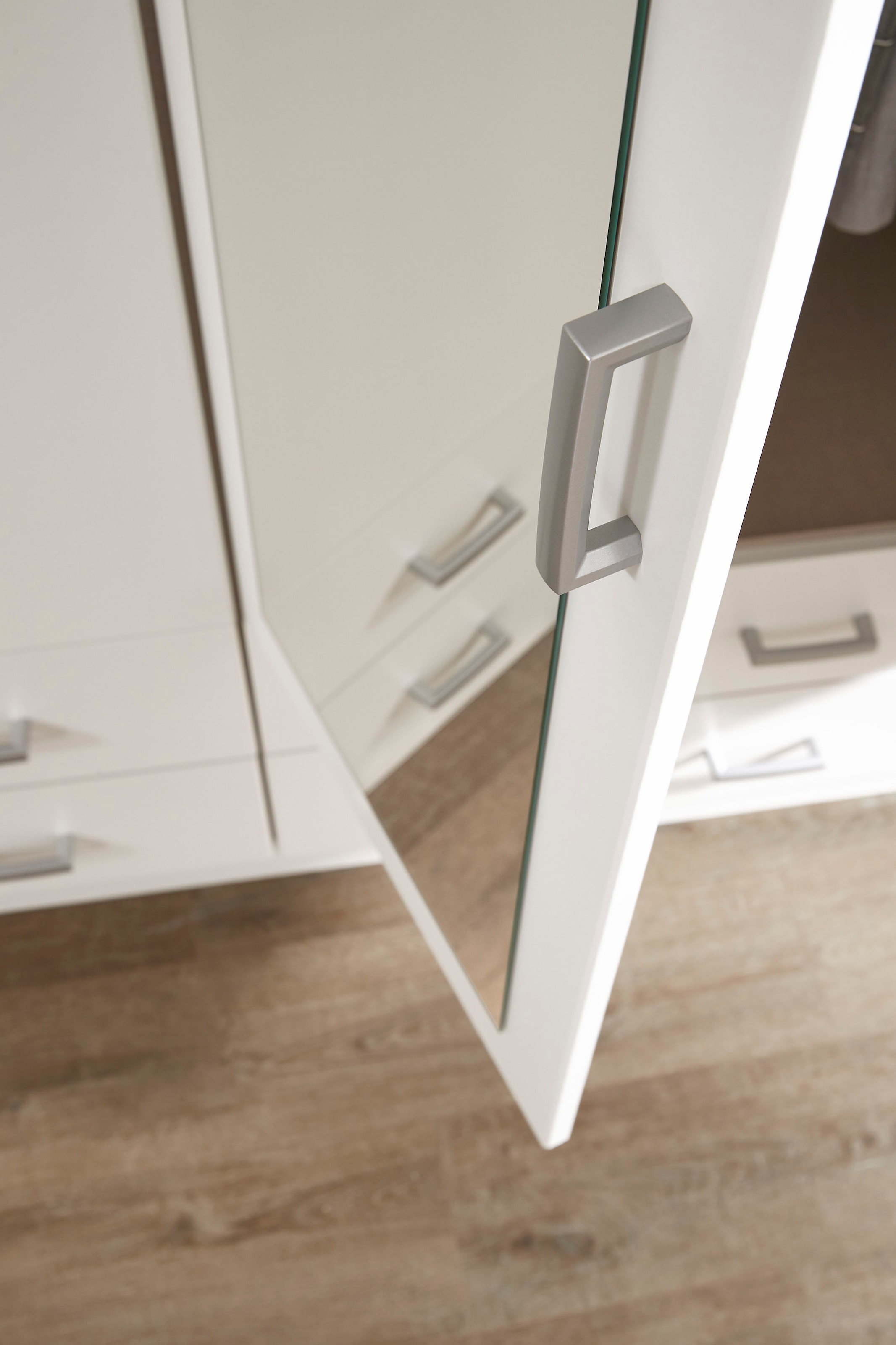 rauch Kleiderschrank »Schrank Garderobe Ankleide GAMMA Breiten 91/136/181/226/271/315/360 cm« in 3 Ausstattungen BASIC/CLASSIC/PREMIUM (inkl. SOFT-CLOSE-Funktion),  verschiedene Griff-Varianten, mit Spiegel TOPSELLER MADE IN GERMANY