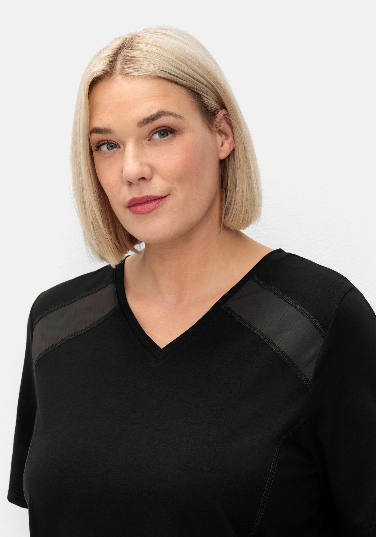 Sheego Funktionsshirt »Sportshirt atmungsaktive Qualität, mit Mesh-Einsätzen«