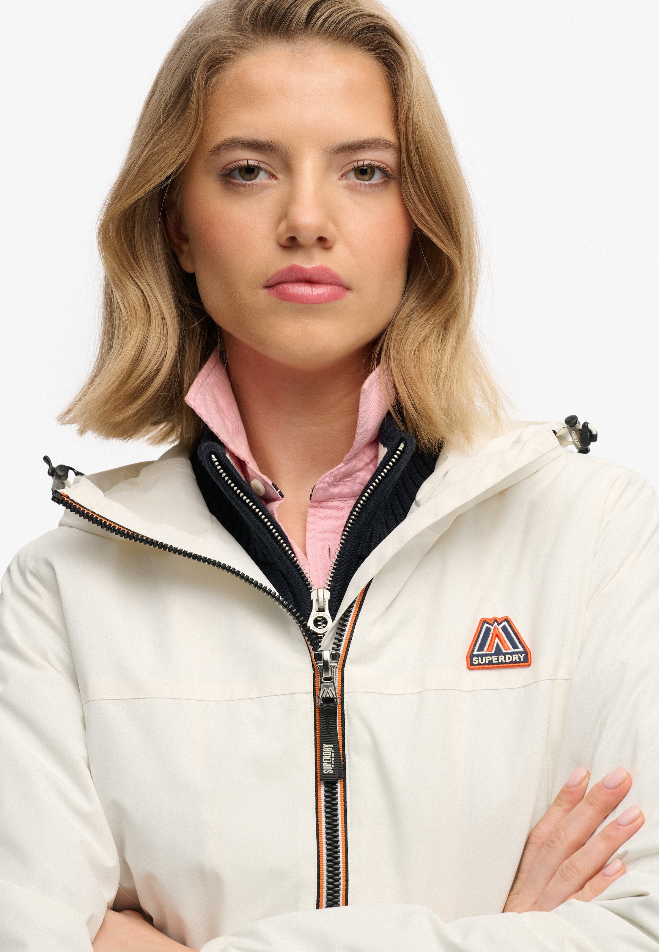 Superdry Outdoorjacke »ESSENTIAL TRI WINDBREAKER JKT« mit Kapuze Loose Fit, mit hochschließendem Kragen, aus Polyester