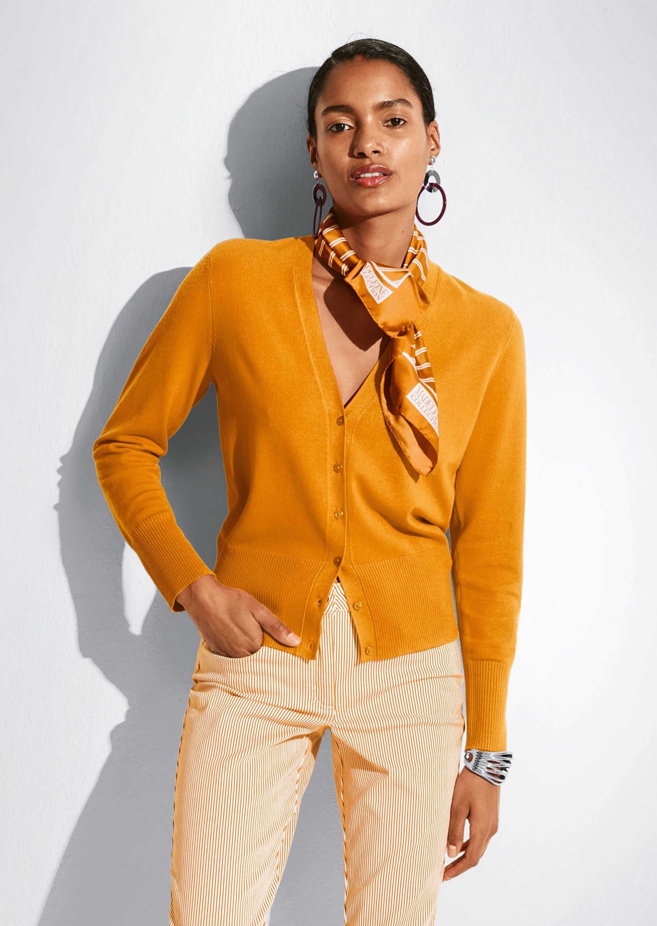 MADELEINE Strickjacke »Strickjacke Eleganter Viskose-Cardigan mit Knopfleiste« Hochwertige Blendenverarbeitung