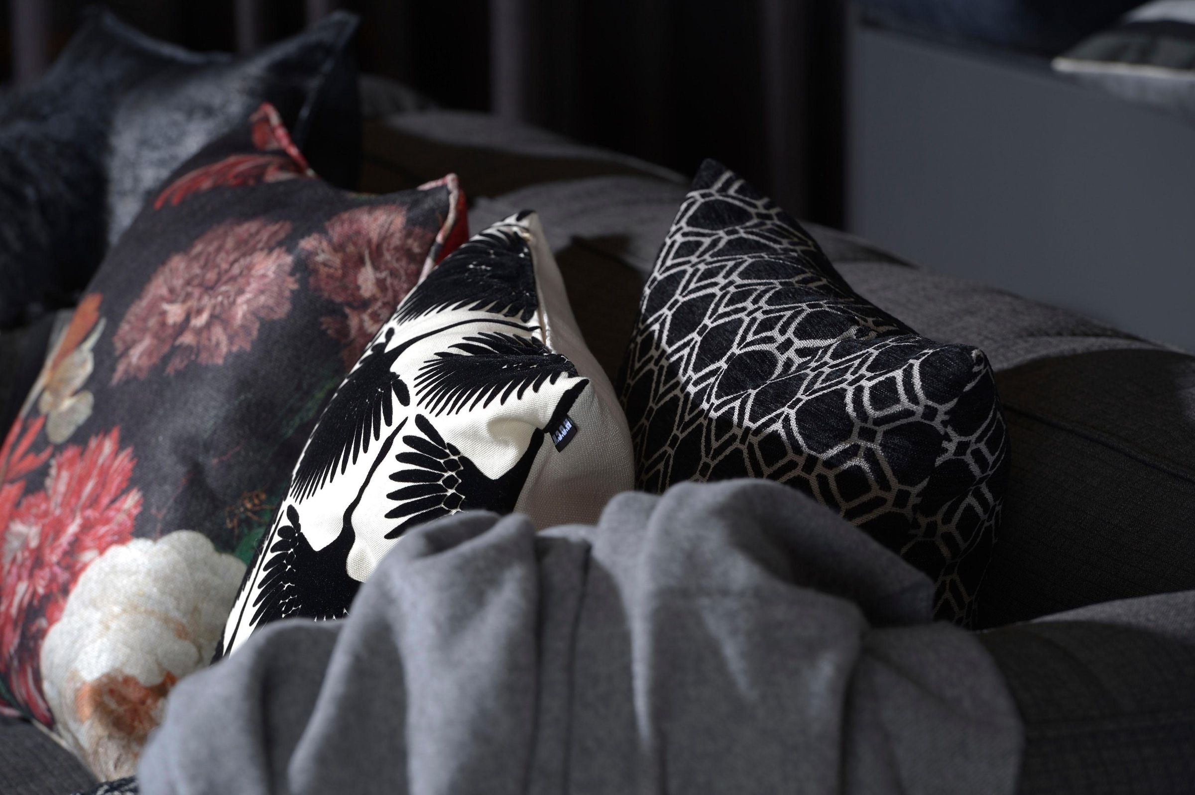 H.O.C.K. Dekokissen »Black Swan« mit schicken Schwanenmotiven, Wendekissenhülle mit Füllung, 1 Stück