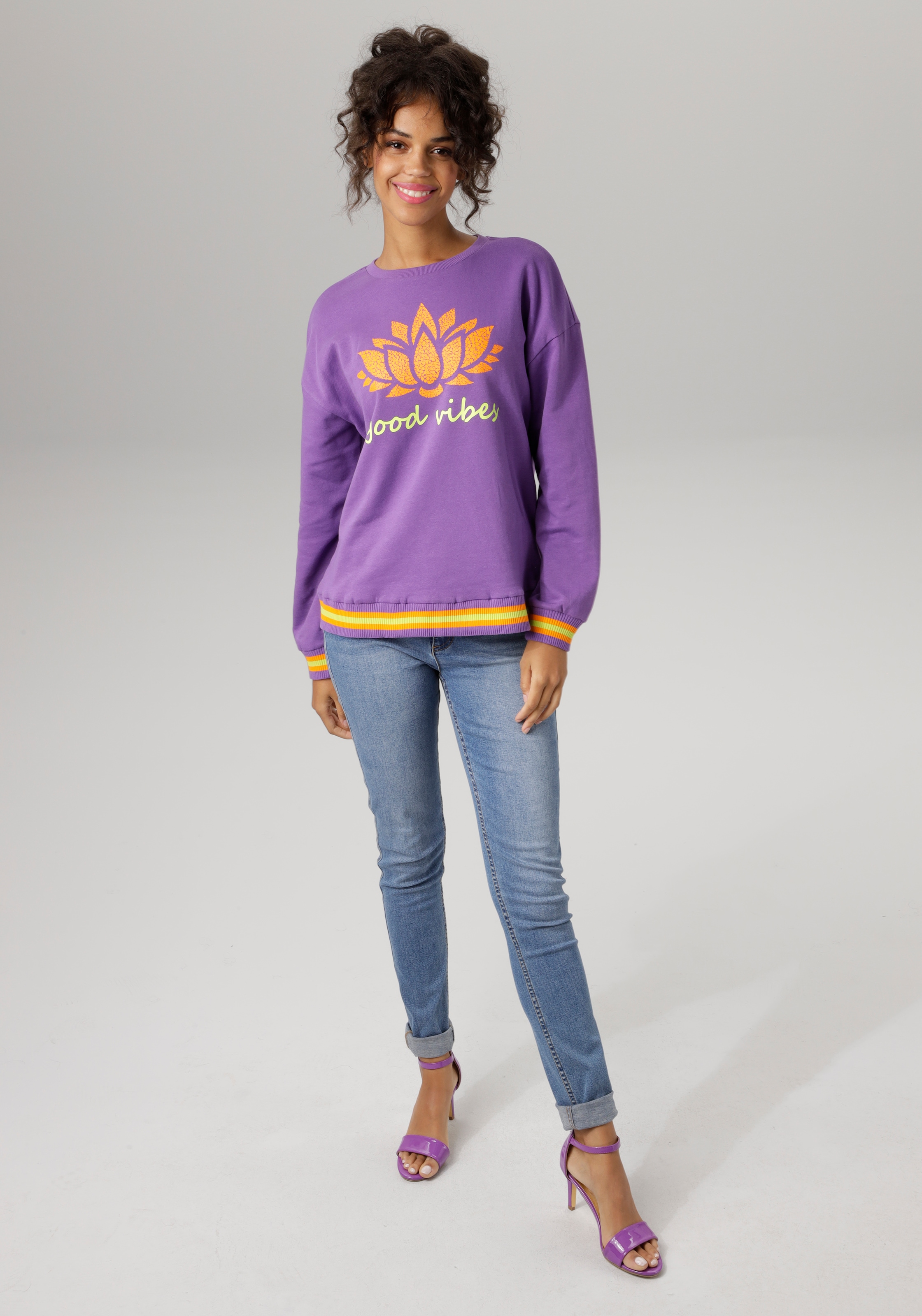 Aniston CASUAL Sweatshirt, Frontdruck mit abstrakter Seerose und Schriftzug  bei ♕