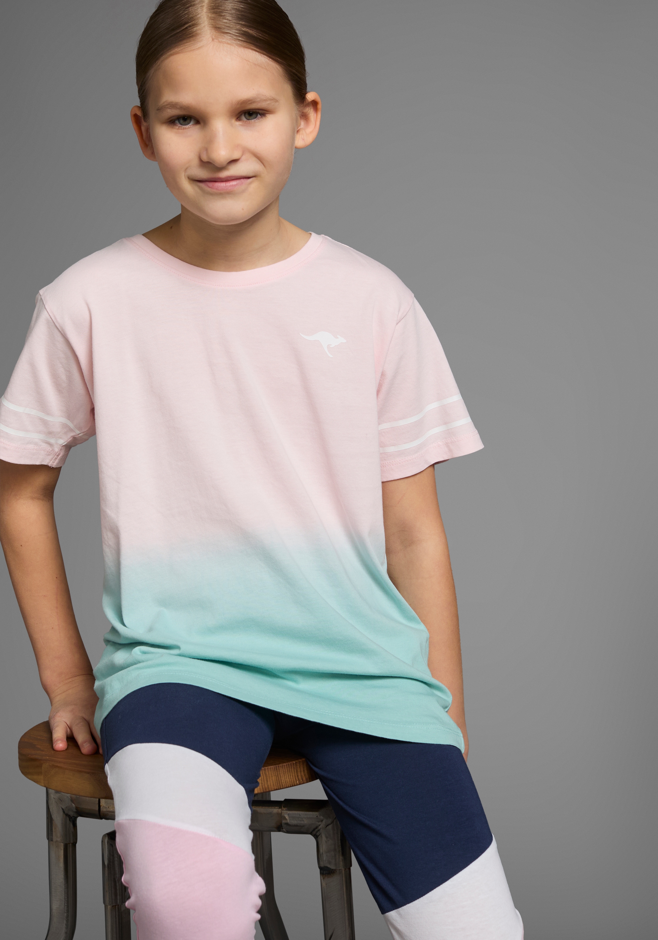 KangaROOS T-Shirt »Mit trendigem Farbverlauf«, kurzärmelig, bequeme Passform, mit Logodruck, Rundhalsausschnitt