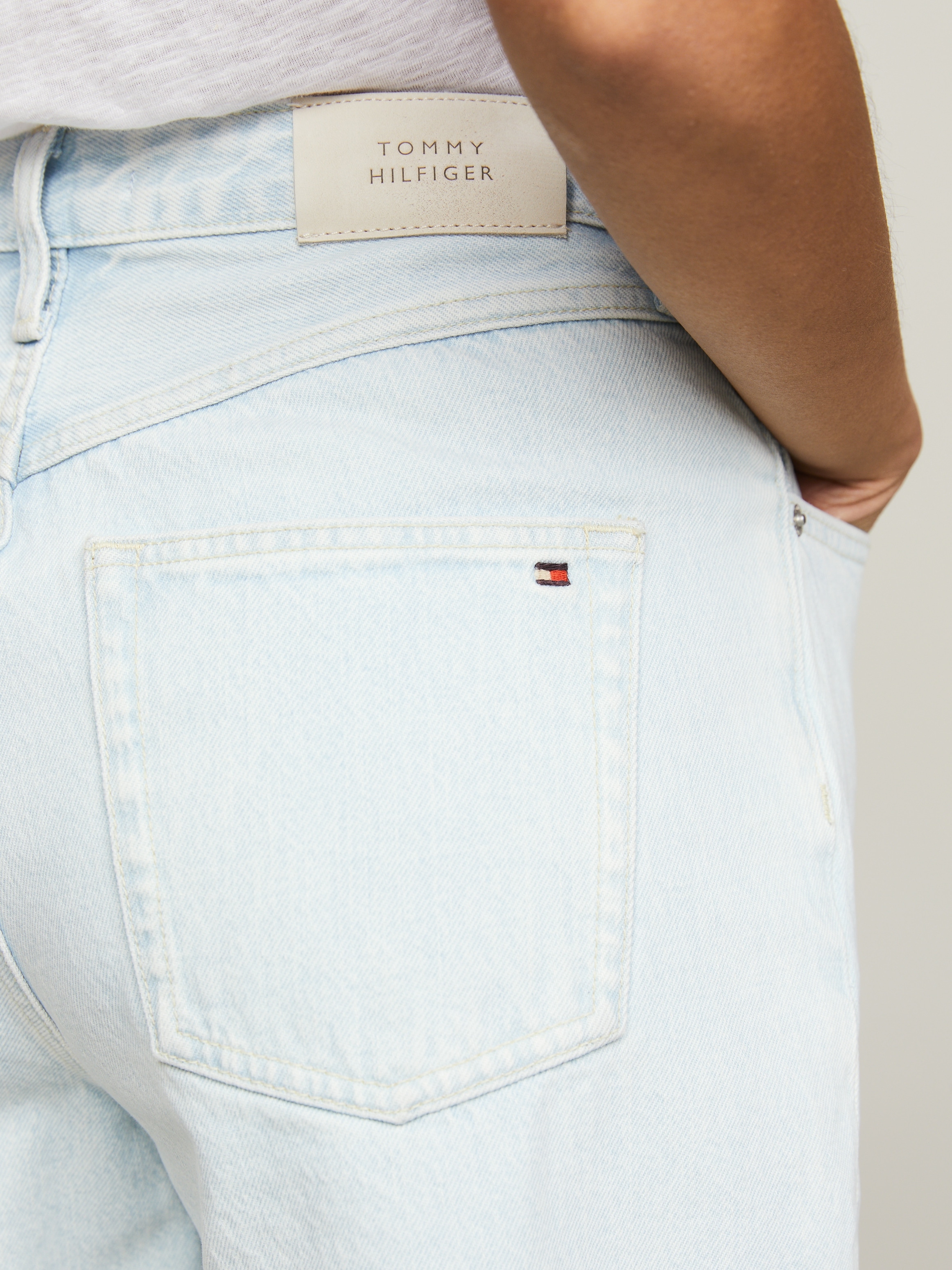 Tommy Hilfiger Shorts »DNM STRAIGHT SHORT HW LOLA«, mit Markenlabel