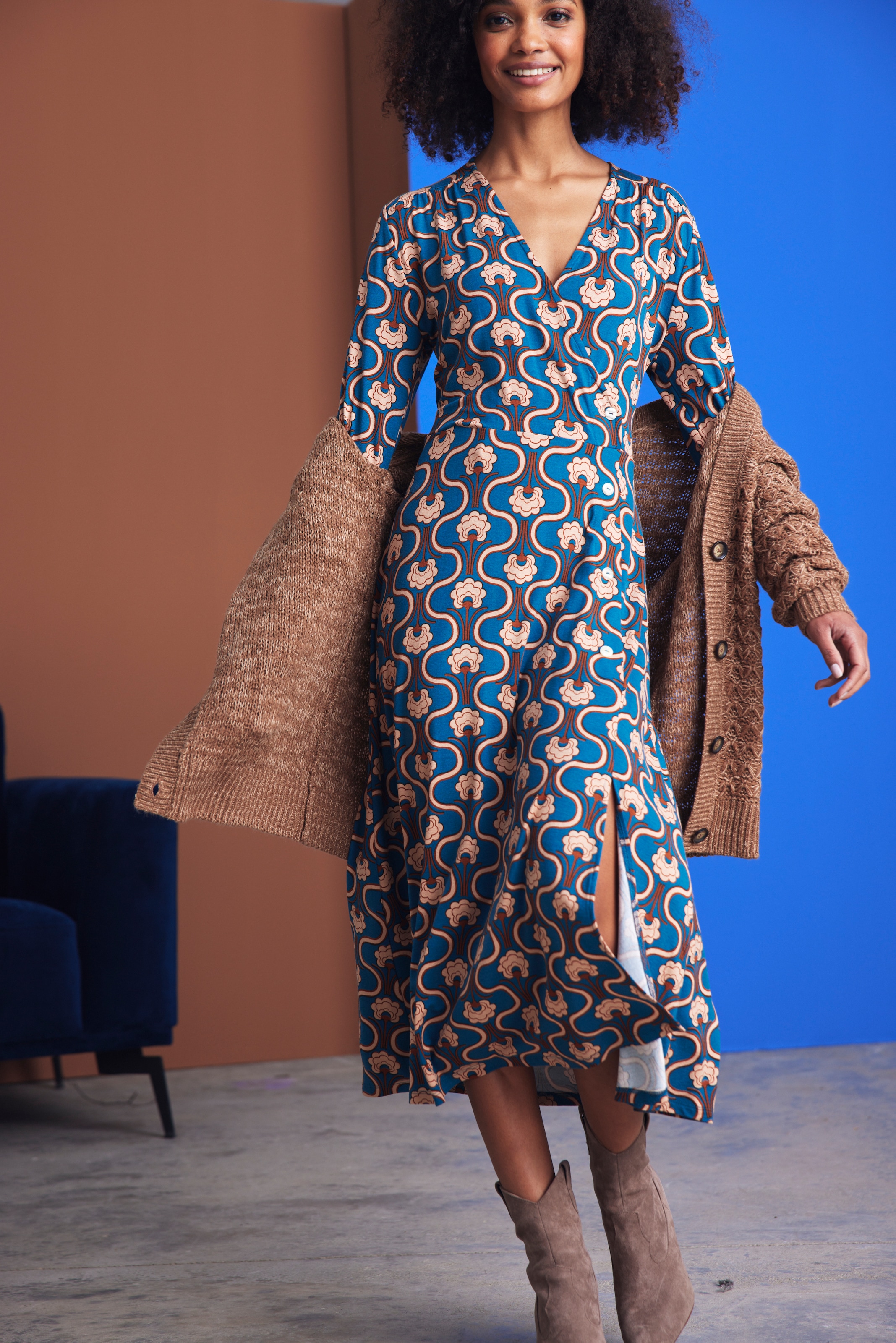 Aniston CASUAL Jerseykleid, mit ♕ bei bedruckt trendigem Retromuster