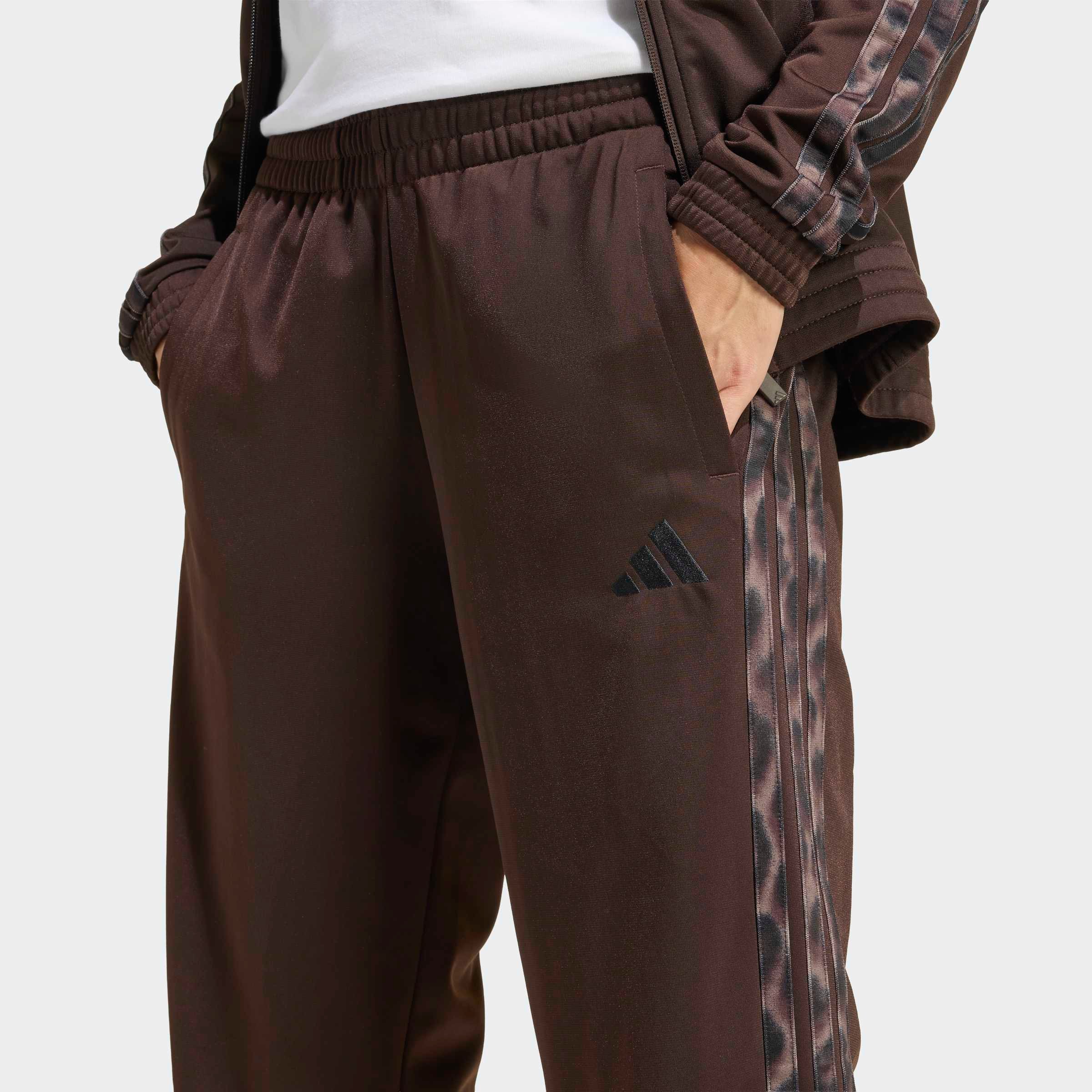 adidas Sportswear Sporthose »TRICOT 3-STREIFEN MIT LEOPARDENPRINT«  sportlich, für Erwachsene, mit Gummizug, normal-weite Passform