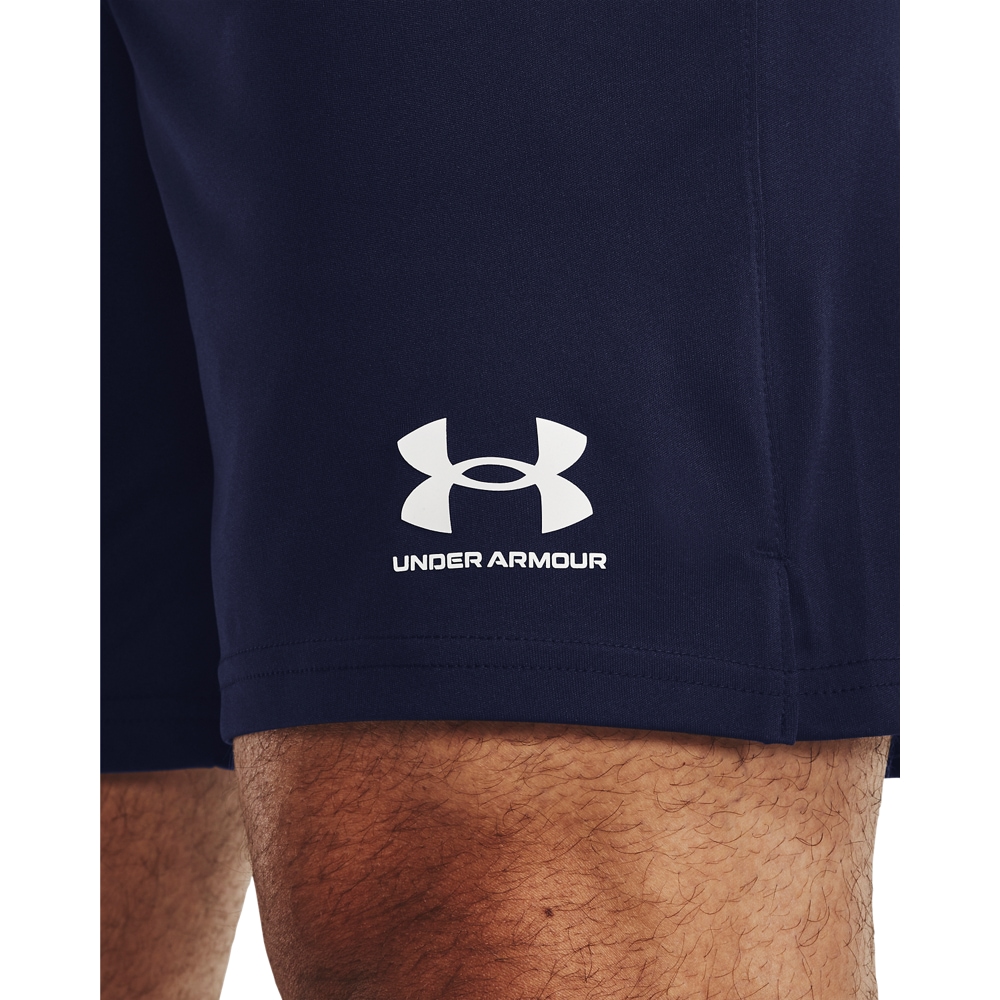 Under Armour® Shorts »UA M CHALLENGER CORE SHORT«  sportlicher Stil, für vielseitige Aktivitäten, leichtes Material