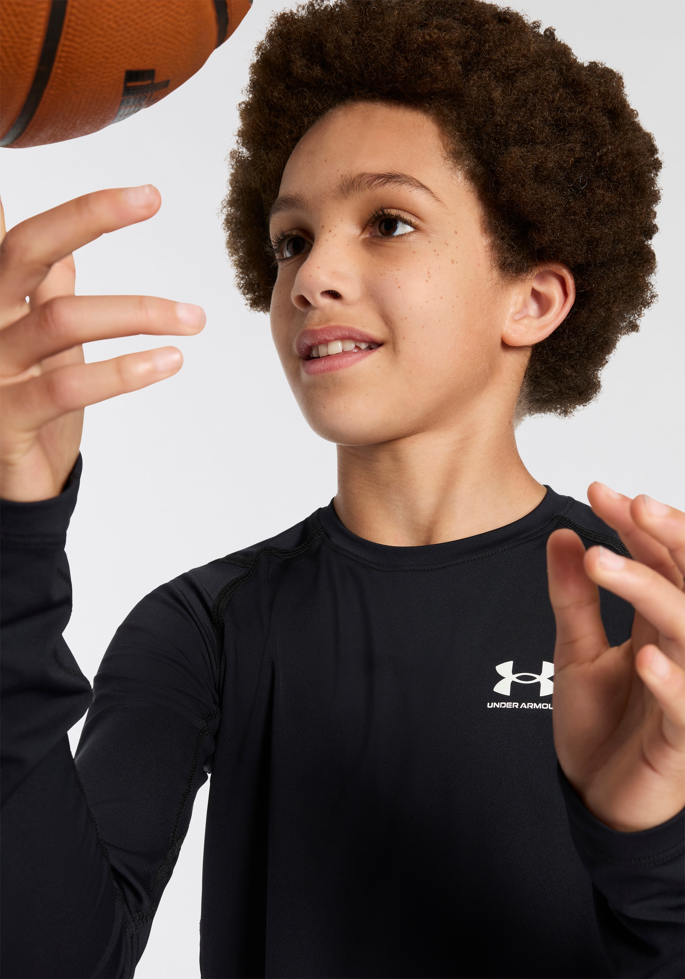 Under Armour® Trainingsshirt »UA HG ARMOUR LS« 1 Stk. mit ergonomischen Flatlock-Nähten, leichtes Material mit Elasthan