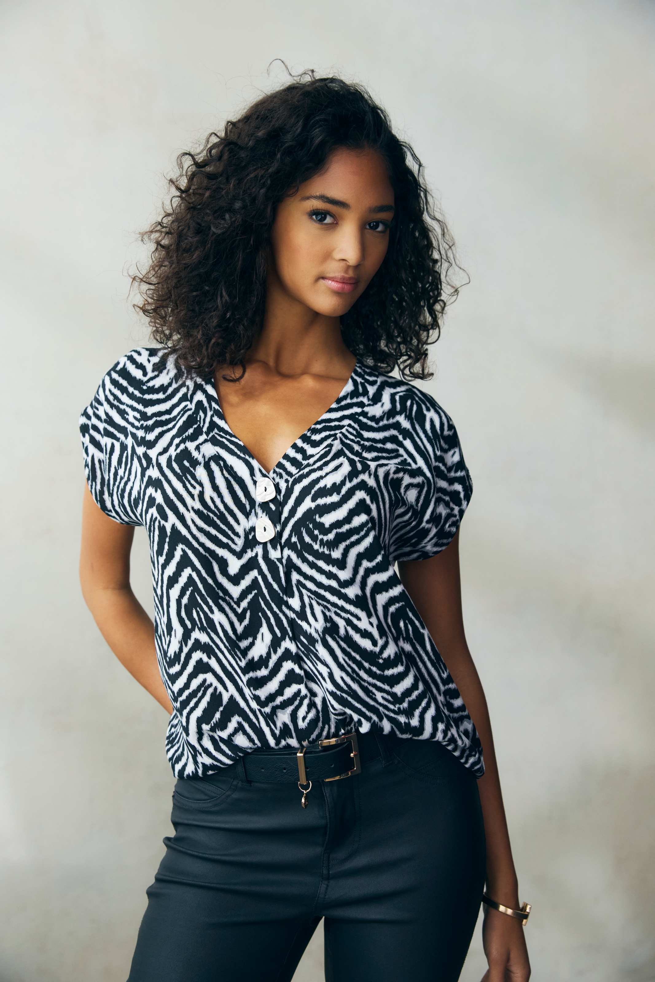 LASCANA Lederimitathose  in schmaler Passform, figurbetonte Jeggings mit Stretchanteil