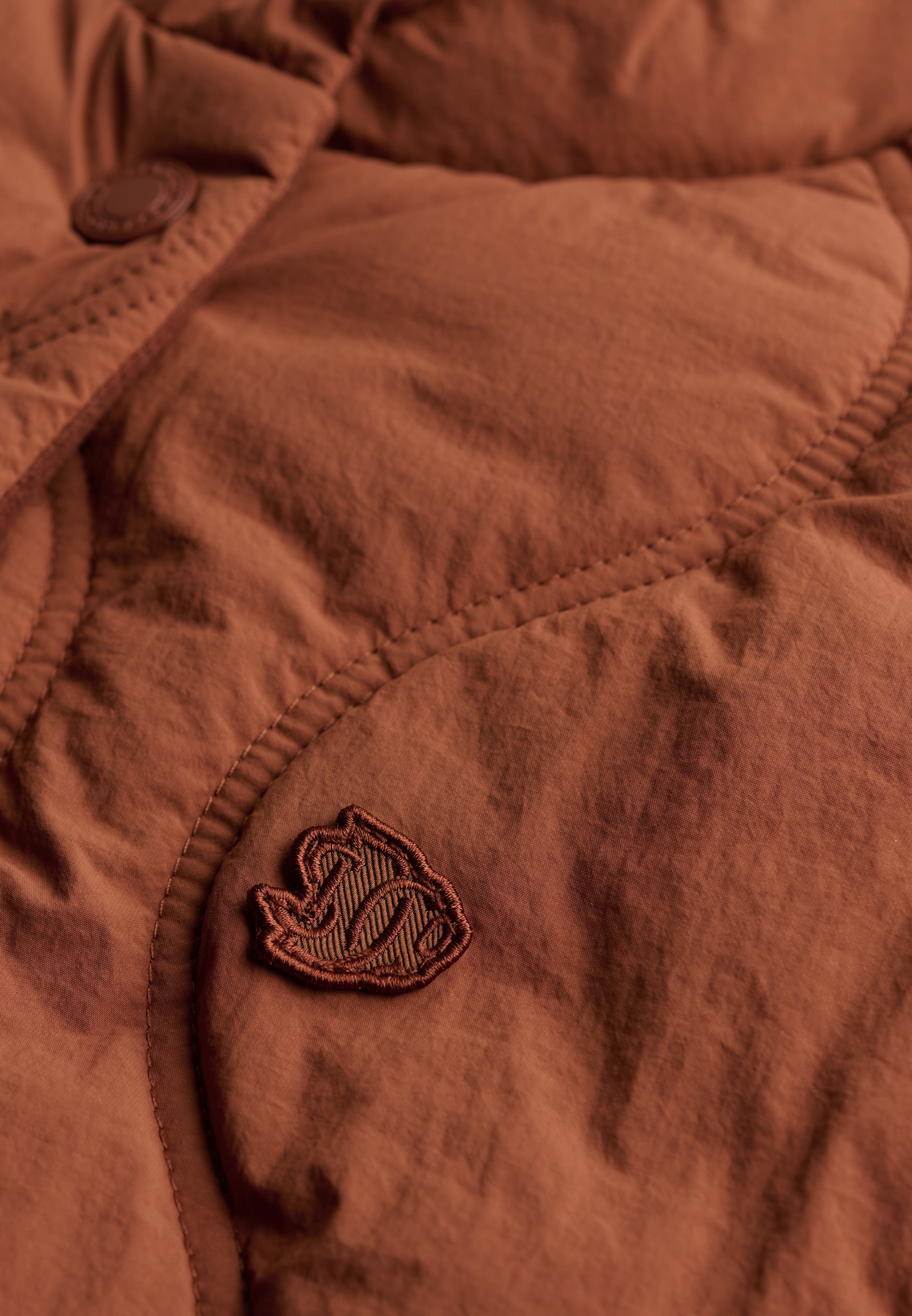 Superdry Steppweste »ONION QUILT CRINKLE SNAP GILET« aus Nylon, Slim Fit, mit Reißverschluss, in normaler Länge