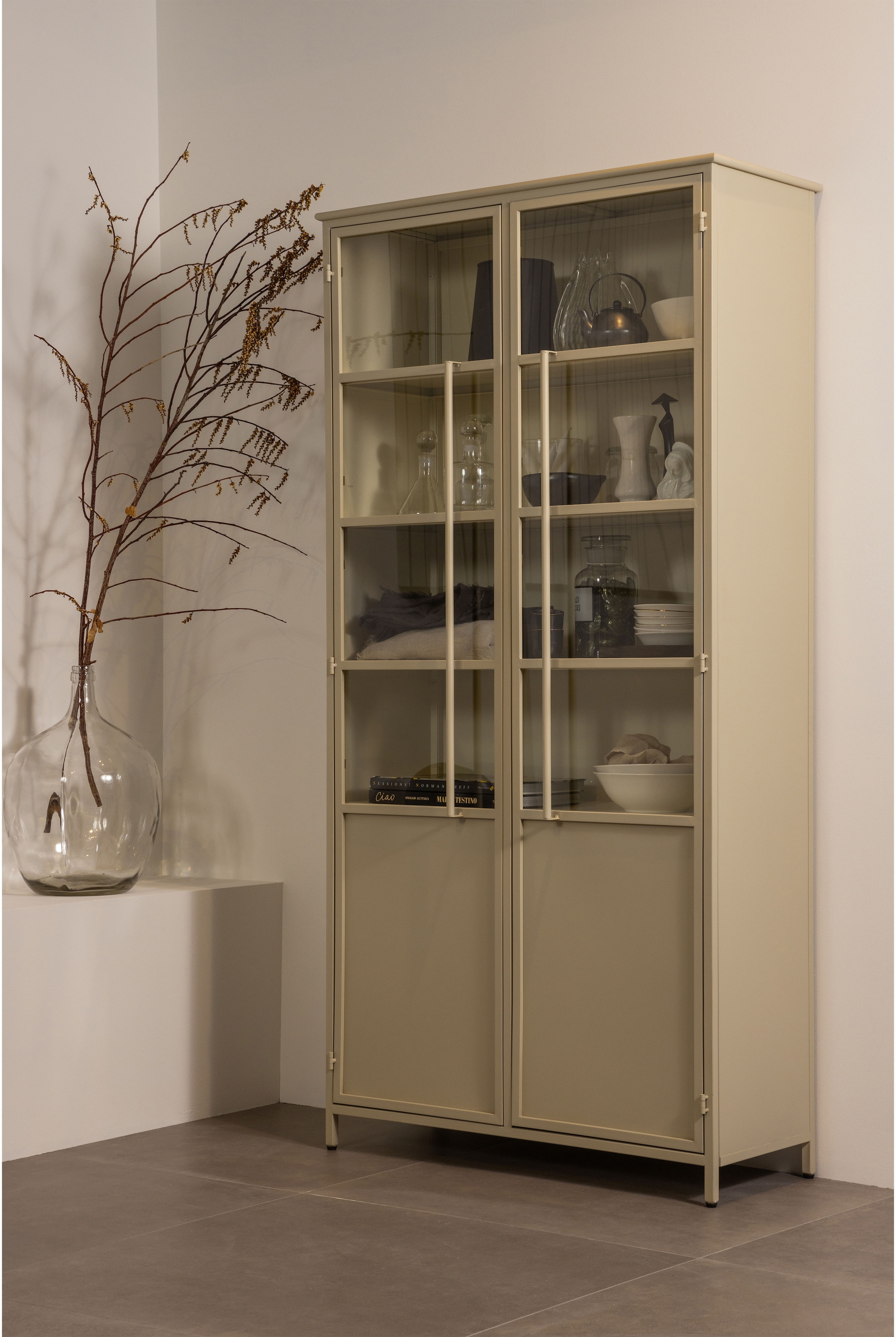 WOOOD Vitrine »WOOOD EXHIBIT XL 2-TÜRIG VITRINE SCHRANK METALL« Die Vitrine Exhibit aus mattem Metall bietet 5 robuste Einlegeböden.