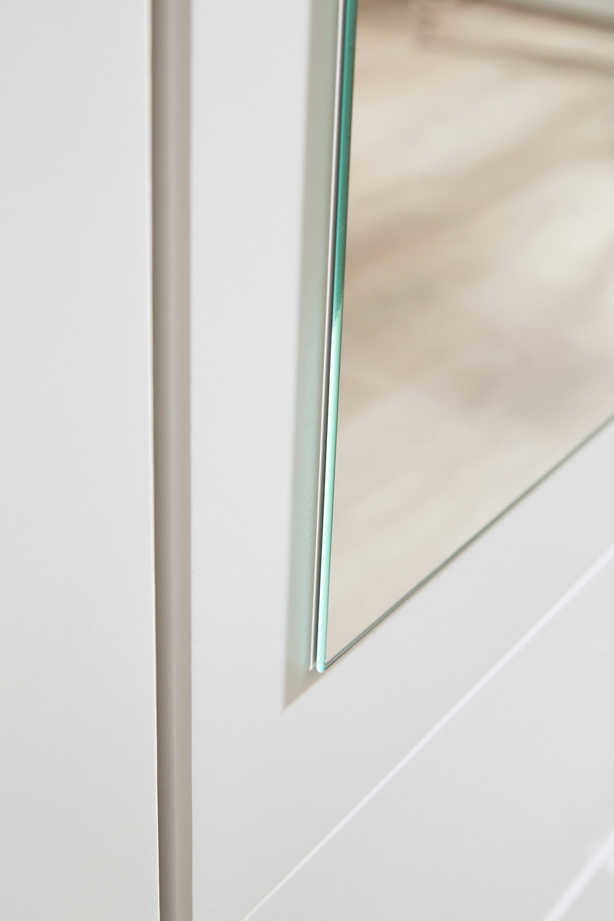 rauch Kleiderschrank »Schrank Garderobe Ankleide GAMMA Breiten 91/136/181/226/271/315/360 cm« in 3 Ausstattungen BASIC/CLASSIC/PREMIUM (inkl. SOFT-CLOSE-Funktion),  verschiedene Griff-Varianten, mit Spiegel TOPSELLER MADE IN GERMANY