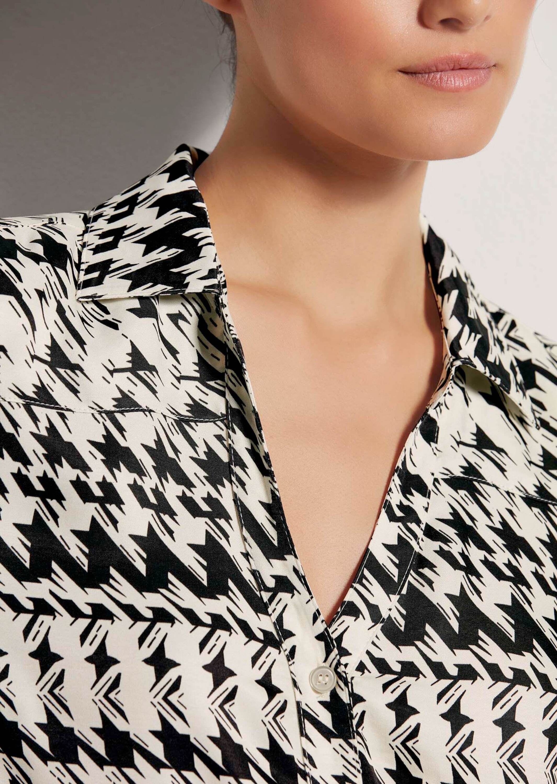 MADELEINE Langarmbluse »Bluse Hemdbluse mit Kontrastprint und Dekolleté-Ausschnitt«