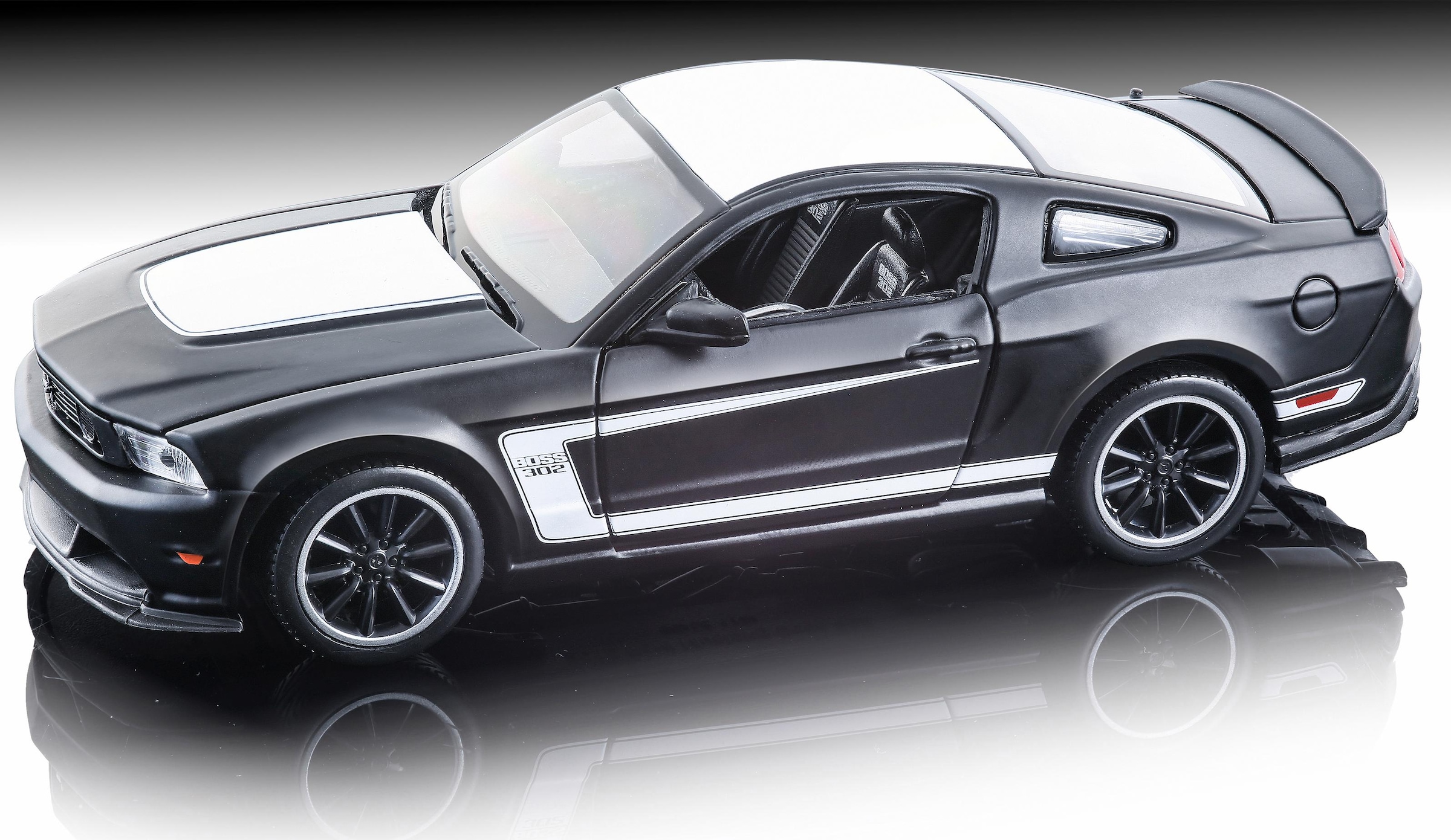 Maisto® Sammlerauto »Dull Black Collection, Ford Mustang Boss 302, 1:24, schwarz«, 1:24, aus Metallspritzguss