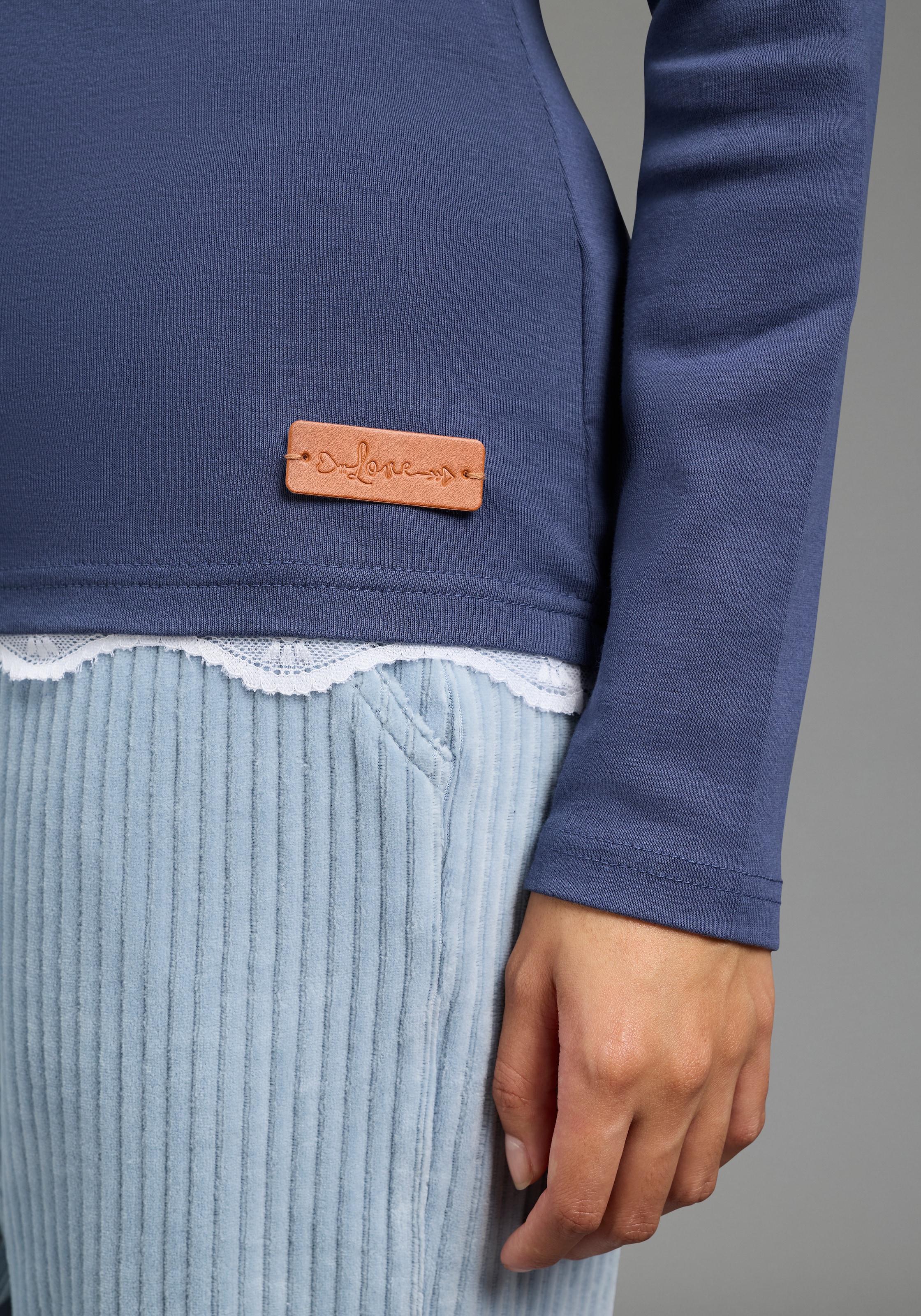 KangaROOS 2-in-1-Langarmshirt mit herzförmigem Ausschnitt, schmale Passform, hüftlange Schnittform