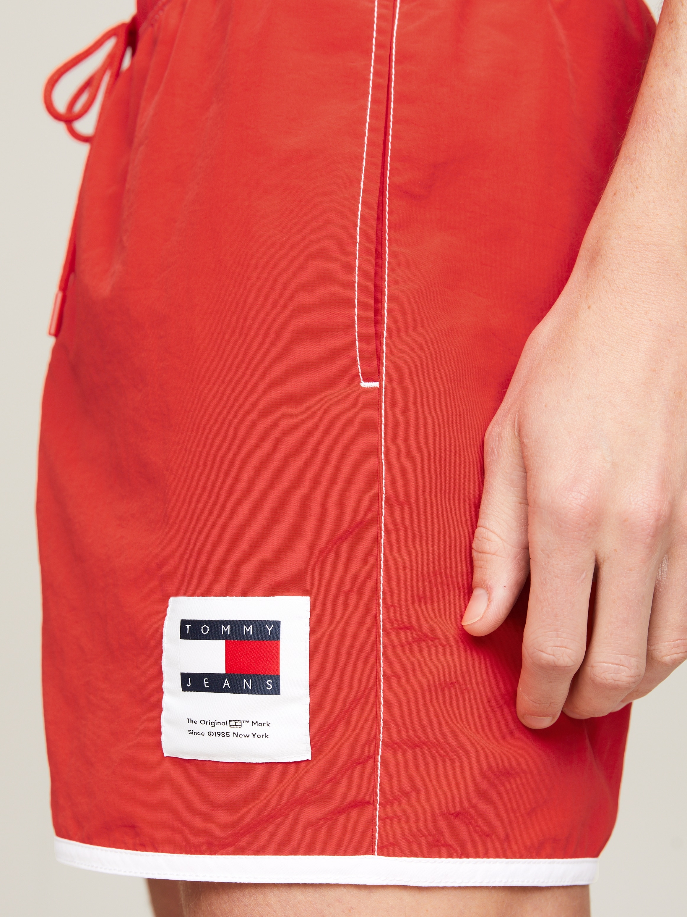 Tommy Hilfiger Swimwear Badeshorts »SF MEDIUM DRAWSTRING«, mit kontrastfarbenen Details