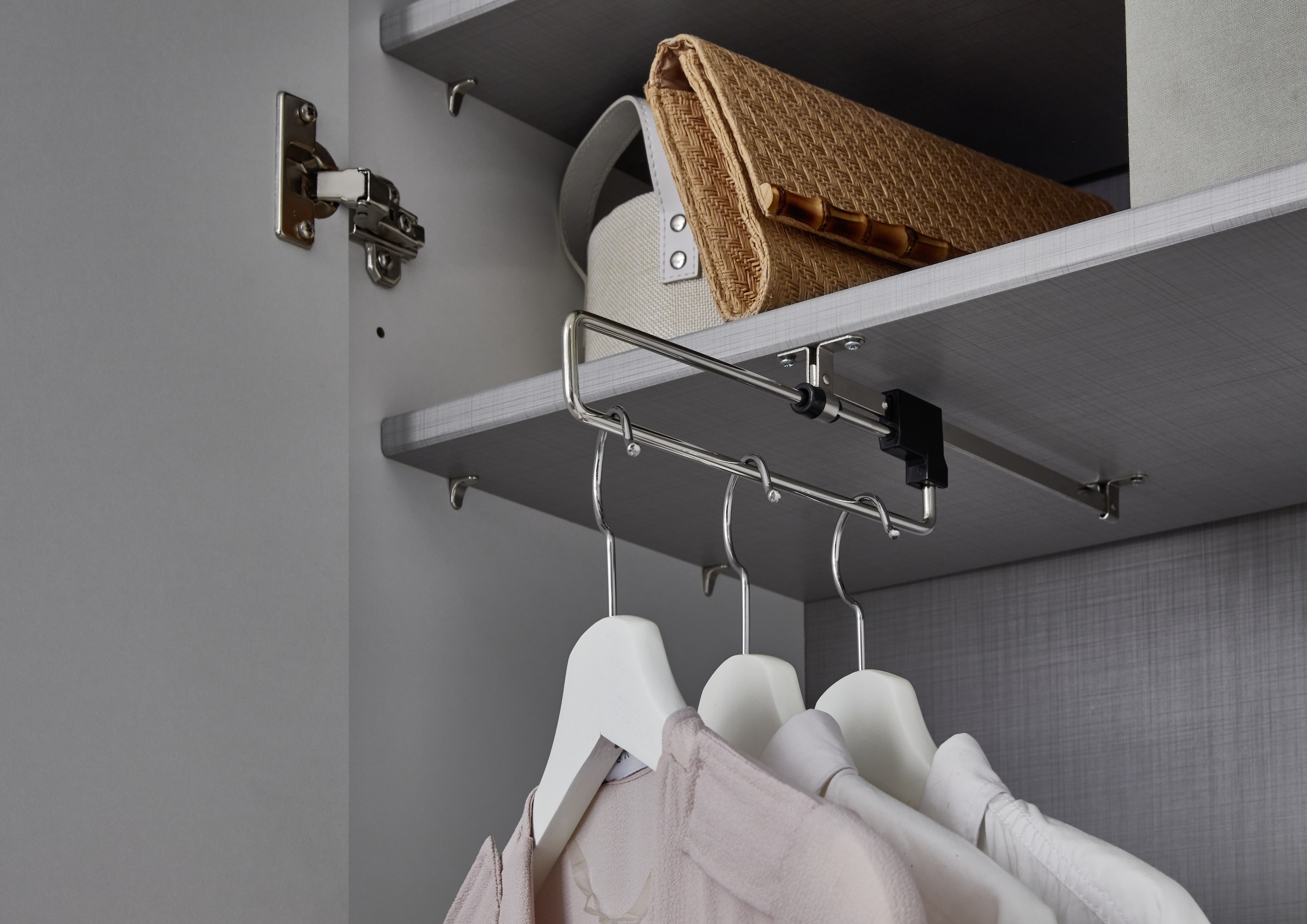 Wimex Kleiderschrank »Mugano,in 8 Breiten,3 Höhen,2 Tiefen, viele Farben, Made in Germany«, (in Basic oder Premium Ausstattung mit 2 weiteren Einlegeböden), mit langen oder kurzen Griffen aus Metall, mit oder ohne Spiegel