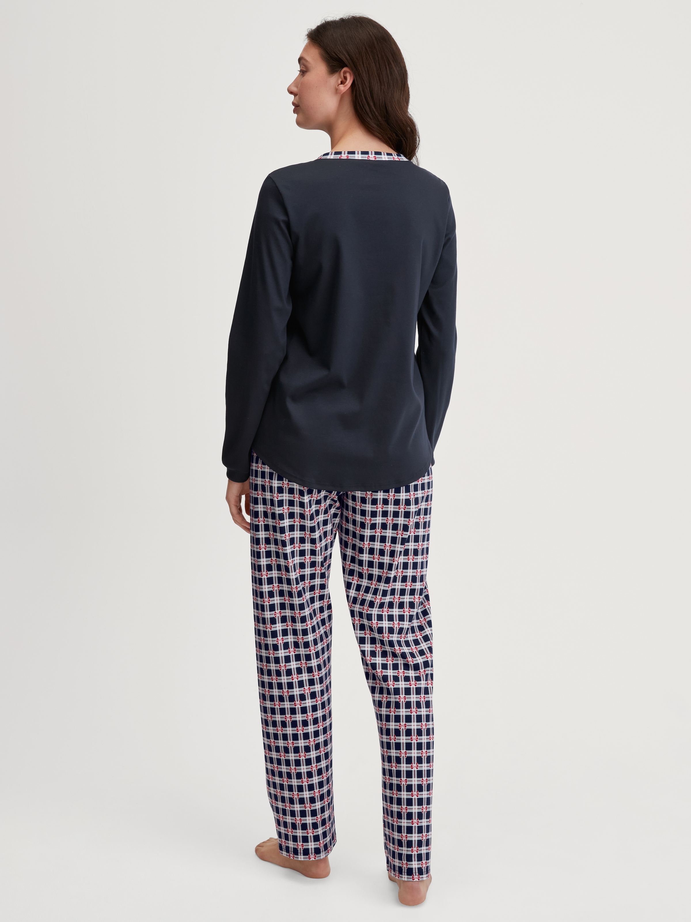 CALIDA Schlafanzug »Family & Friends« 2 tlg. Knopfleiste, Pure Cotton, Langarm, Serafino-Ausschnitt, weich