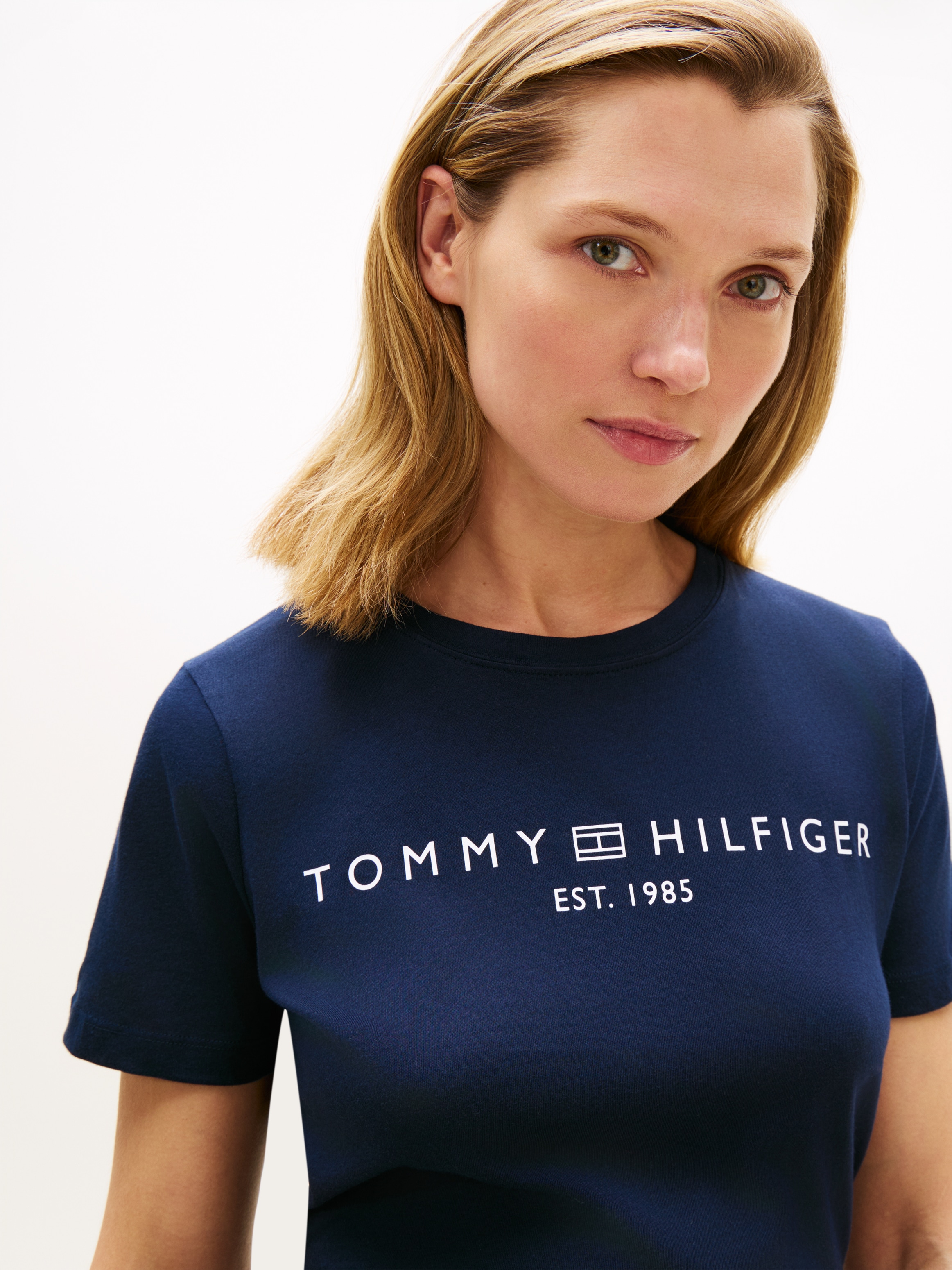 Tommy Hilfiger Kurzarmshirt »REG CORP LOGO C-NK mit Logoschriftzug und Stickerei« Baumwolle