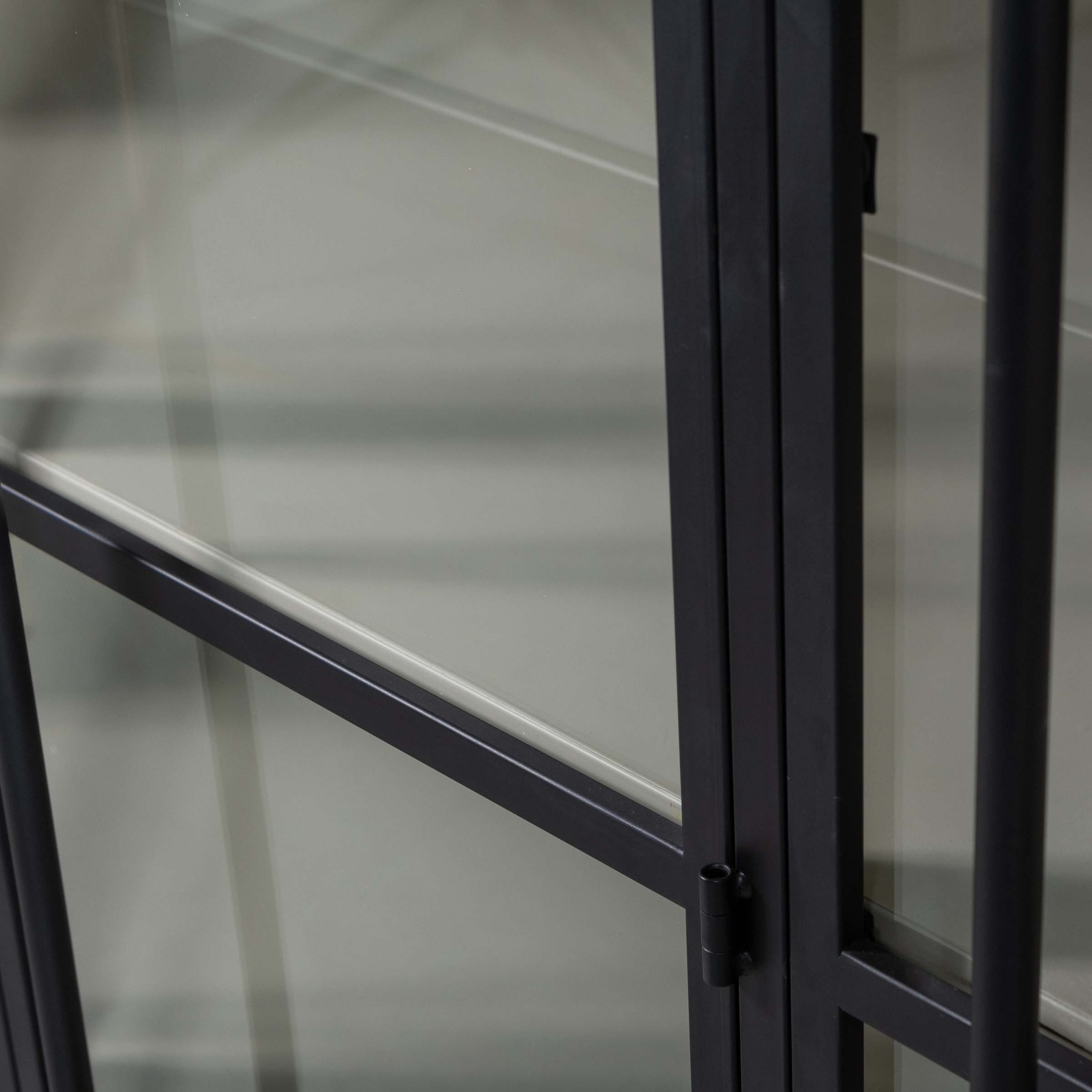 WOOOD Vitrine »Exhibit Glasvitrine aus Metall, B/T/H: 99/44/170 cm« Die Vitrine Exhibit aus mattem Metall hat 5 stabile Einlegeböden.