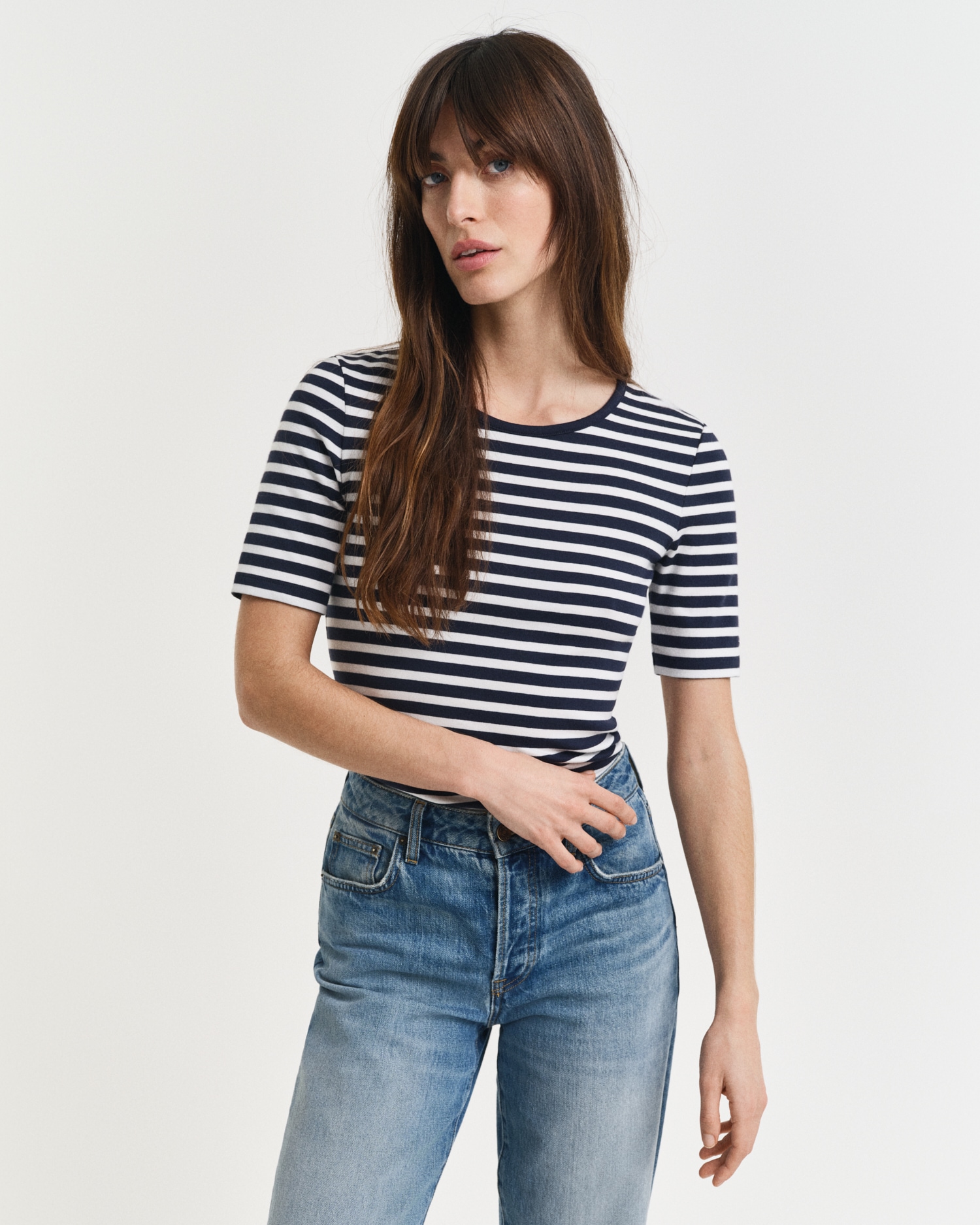 Gant T-Shirt »SLIM STRIPED 1X1 RIBBED KA T-SHIRT«, mit dezentem Logoschriftzug am Ärmelabschluss