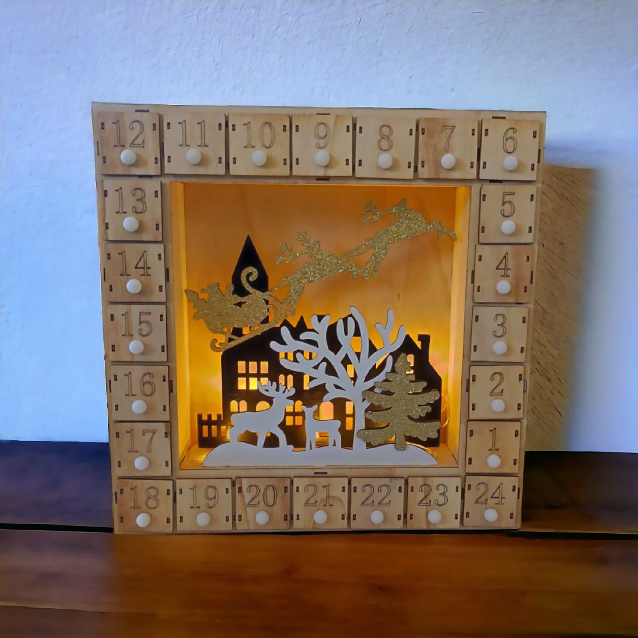 SHX Dekoobjekt »Adventkalender mit Motiv "Haus"«, LED-Licht, liebevoll gestaltetes Motiv, Kästchen mit 4x4 cm