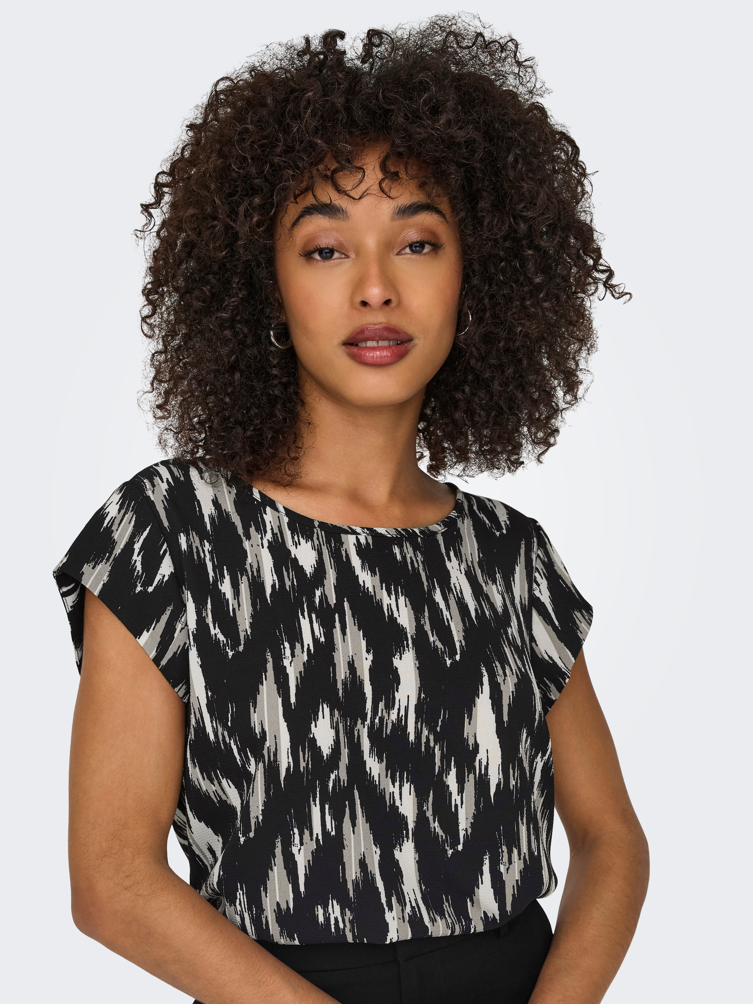 ONLY Shirtbluse »ONLVIC S/S AOP TOP NOOS PTM«, mit Allover Druck