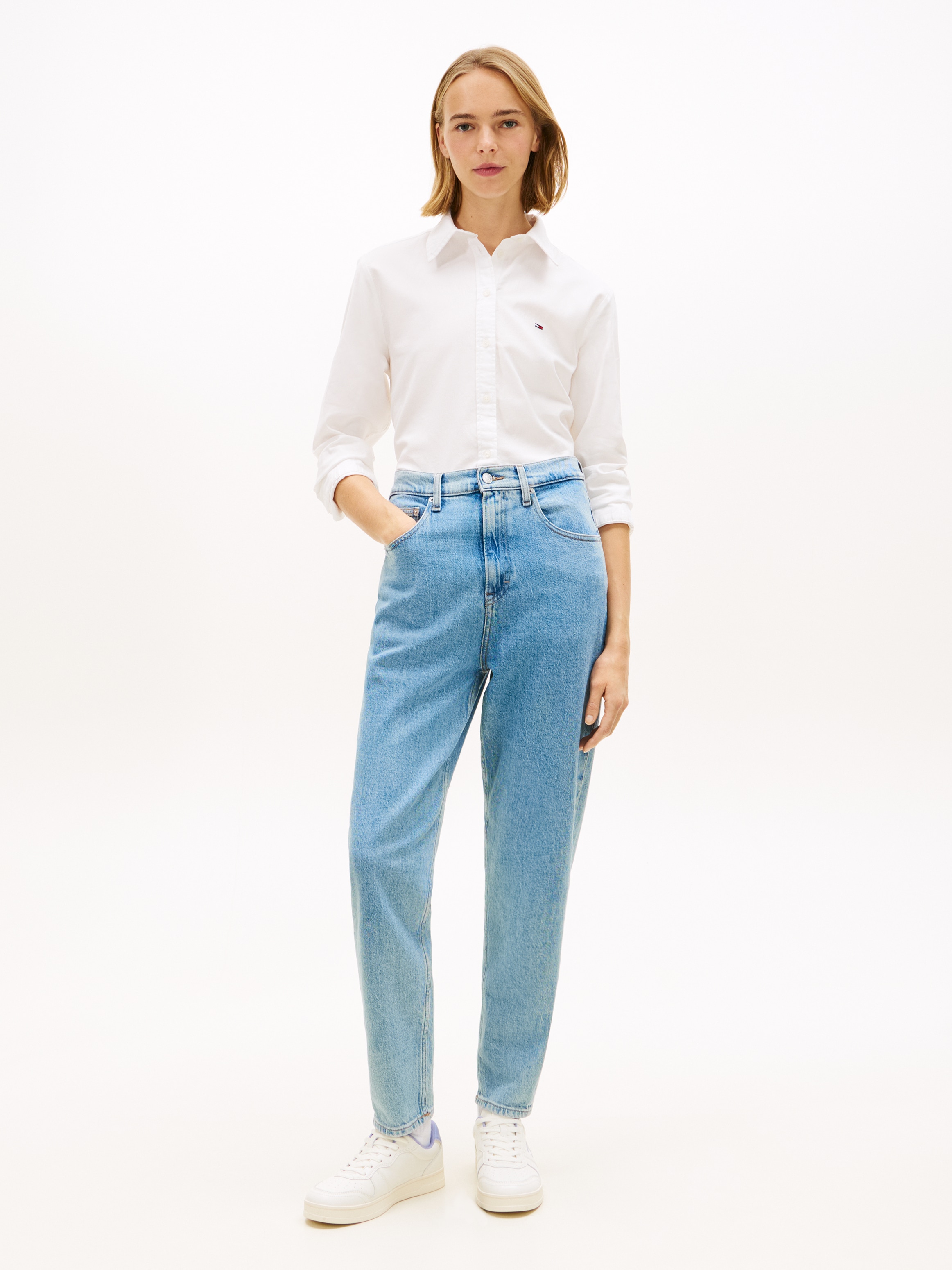 Tommy Jeans Tapered-fit-Jeans »High waist - Mom-Jeans Tapered« Mit Tommy Hilfiger Logo-Flag auf der Gesäßtasche