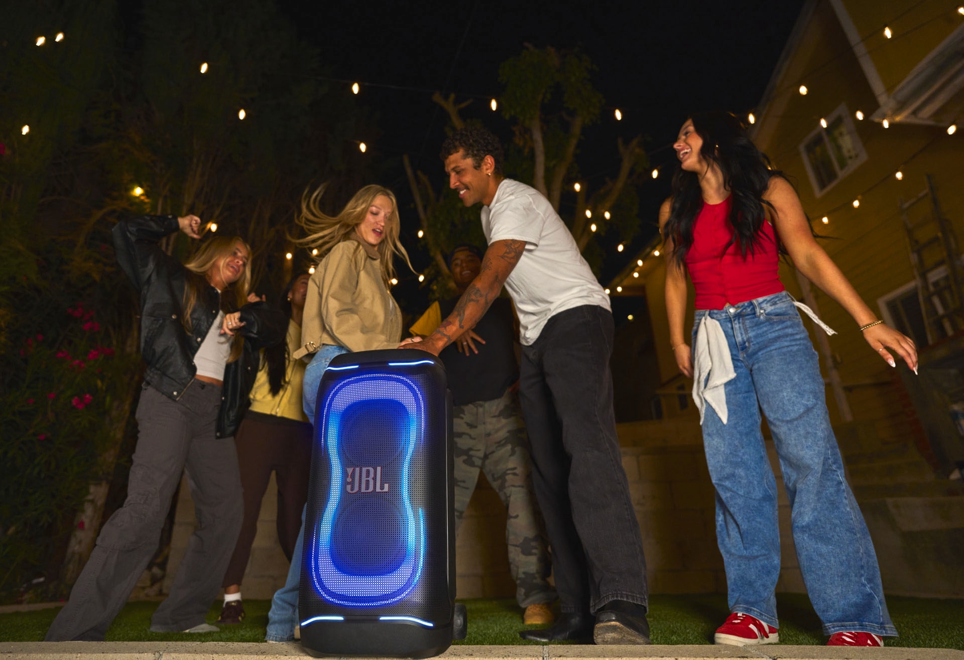 JBL Party-Lautsprecher »PARTYBOX 330« (A2DP Bluetooth | AVRCP Bluetooth | Bluetooth Lautstärkeanpassung 280 W) Tragbarer Party-Lautsprecher mit Beleuchtung, Teleskopgriff und Rollen