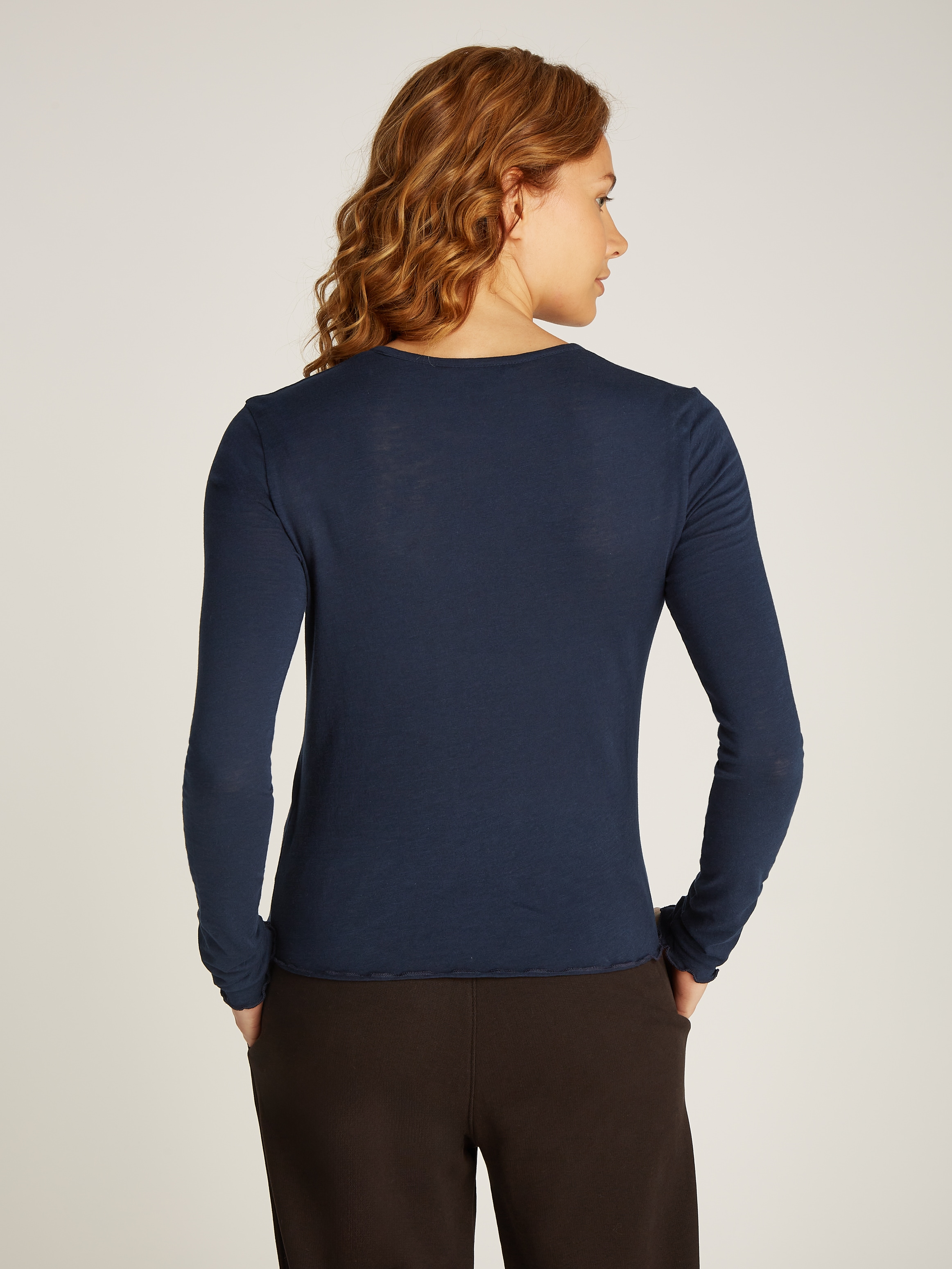 Tommy Jeans Langarmshirt »TJW SLUB SOFT TEE LS«, mit Babylock-Saum, Logostickerei