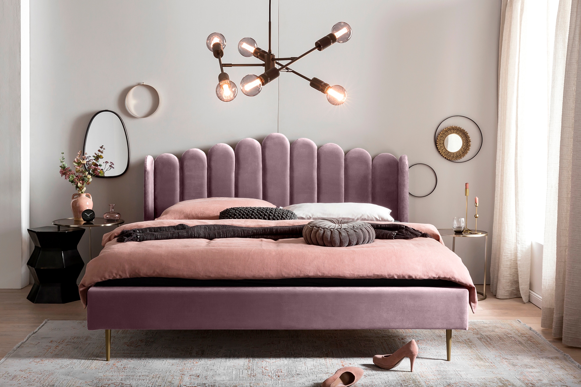 SalesFever Polsterbett "Komfortables Bett für erholsamen Schlaf" Eleganz trifft Komfort: Samt-Bezug, goldfarbene Metallfüße