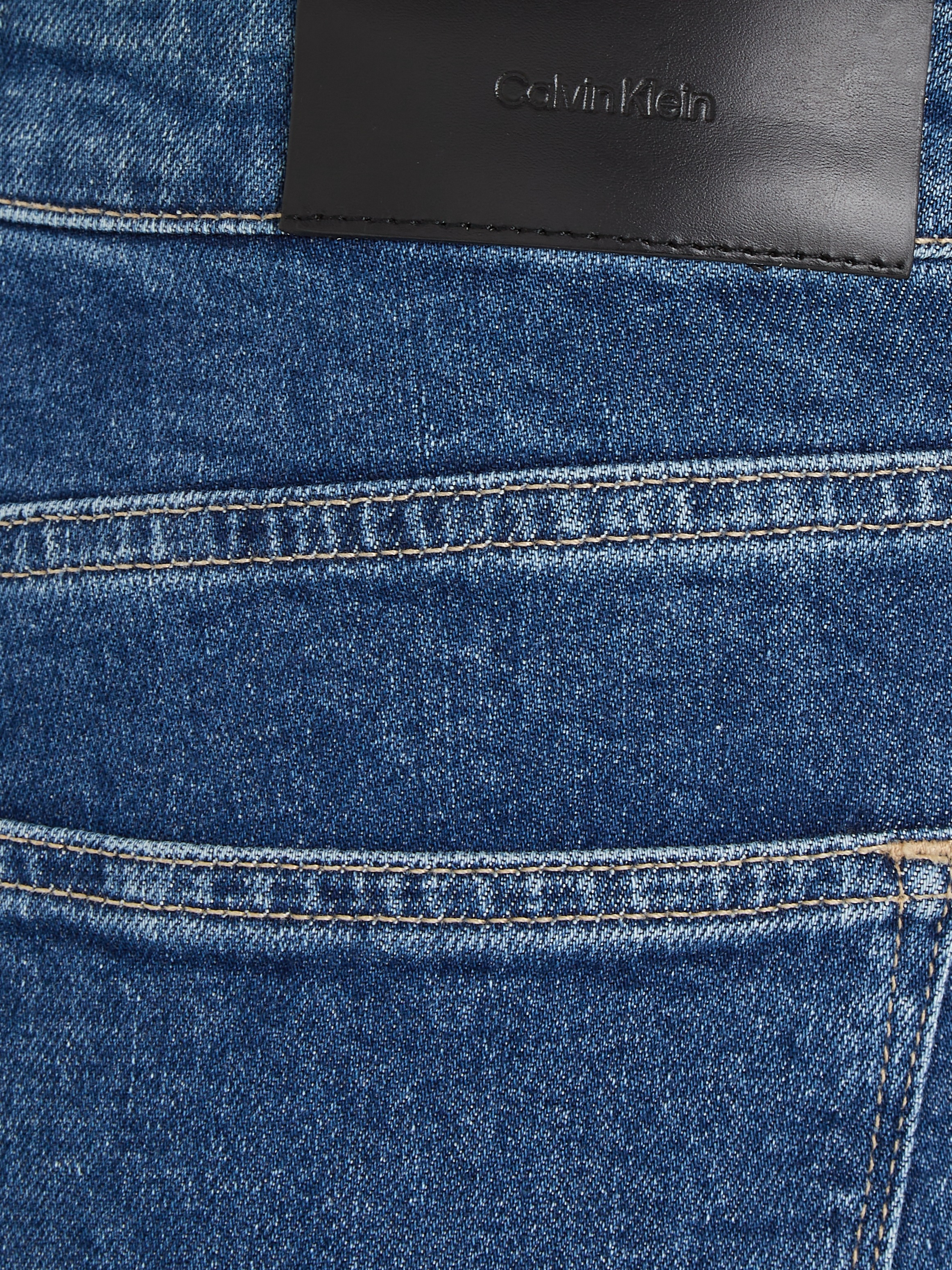 Calvin Klein Slim-fit-Jeans »MR SLIM - SOFT BLACK«, mit Leder-Brandlabel am hinteren Bundabschluss