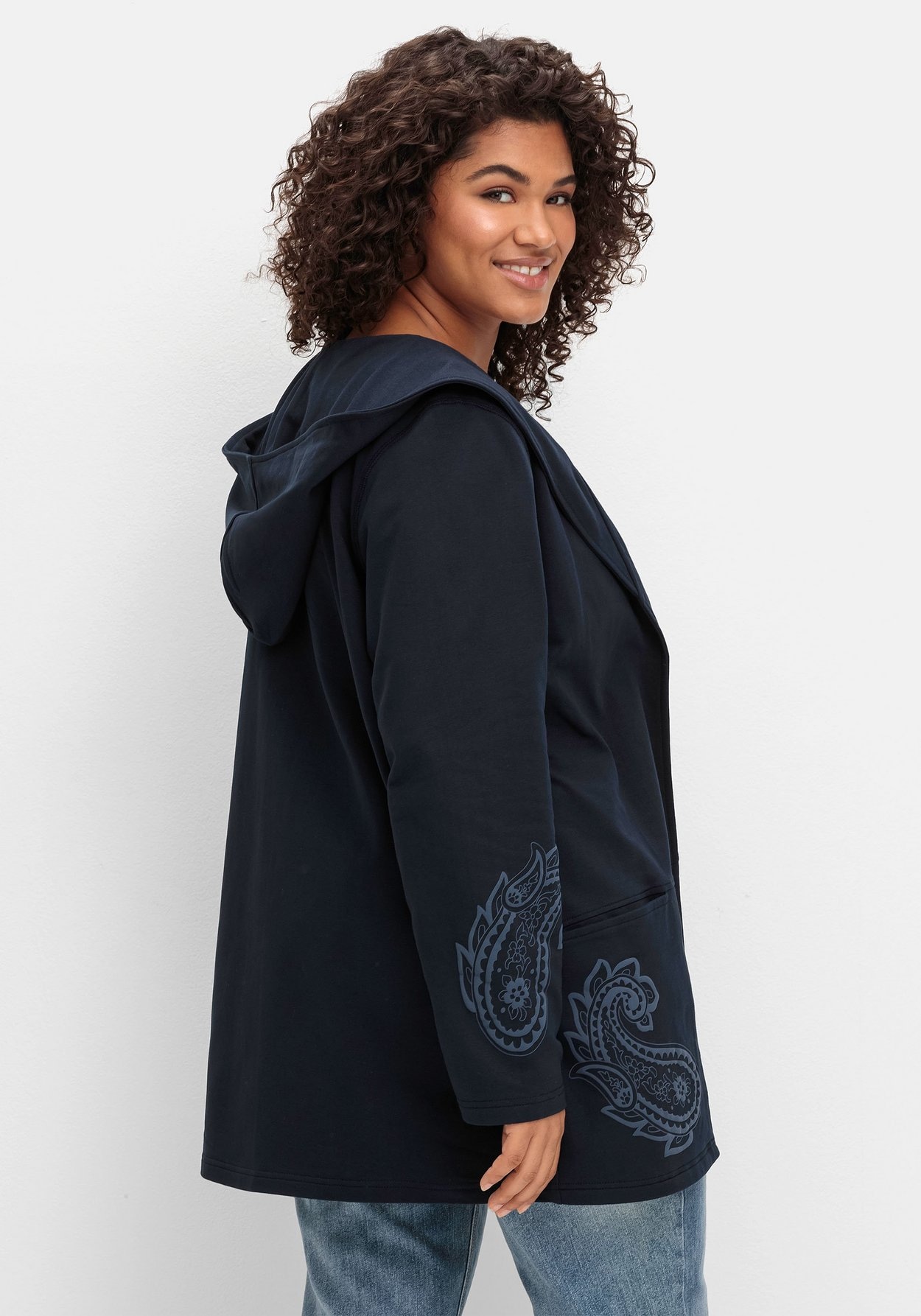 Sheego Sweatjacke »Leichte Kapuzensweatjacke mit Paisleydruck«