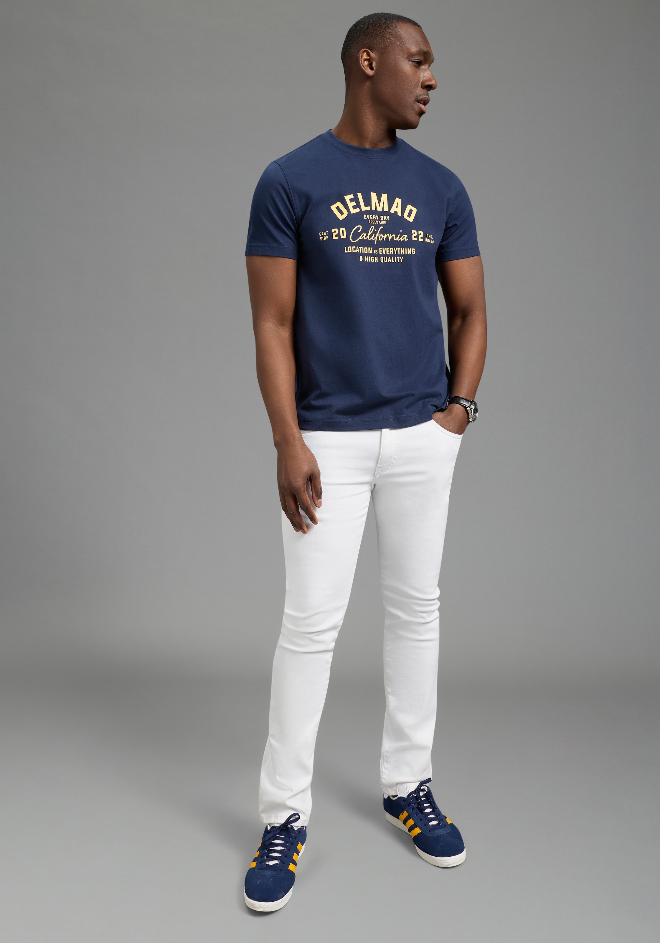 DELMAO Rundhalsshirt »Neue Kollektion!« normale Passform, kurzarm, bedruckt, mit Rundhalsausschnitt