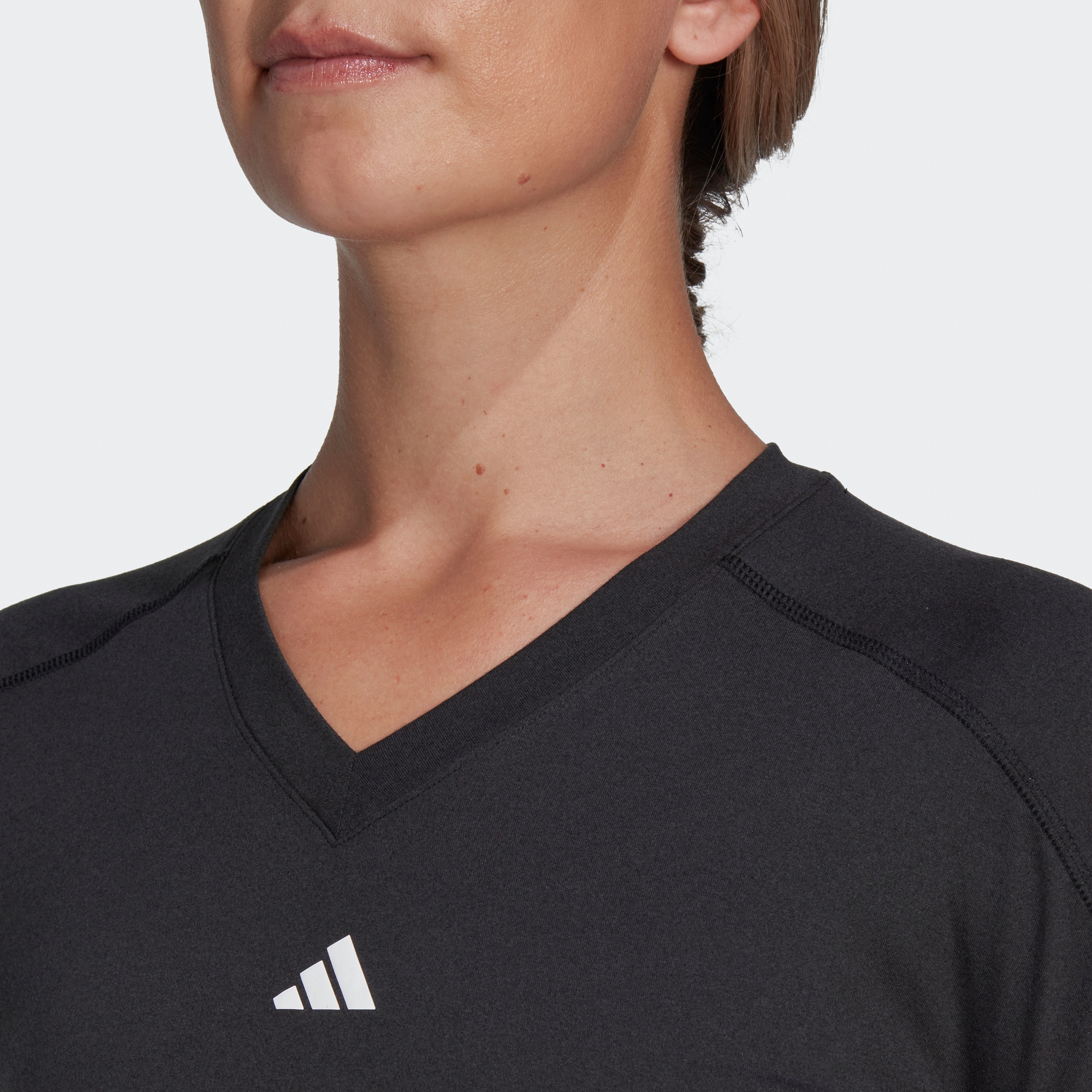 adidas Performance T-Shirt »AEROREADY TRAIN ESSENTIALS MINIMAL BRANDING V-NECK«, Trainingsshirt, feuchtigkeitsabsorbierend mit V Ausschnitt