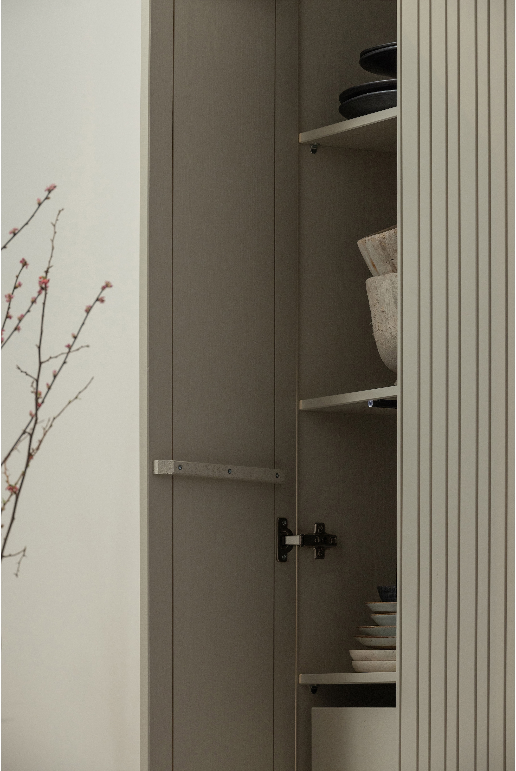 WOOOD Garderobenschrank »New Gravure, Mehrzweckschrank mit 5 Fächern« Gravure New Hochschrank von WOOOD mit Stauraum, Stil und Push-to-Open