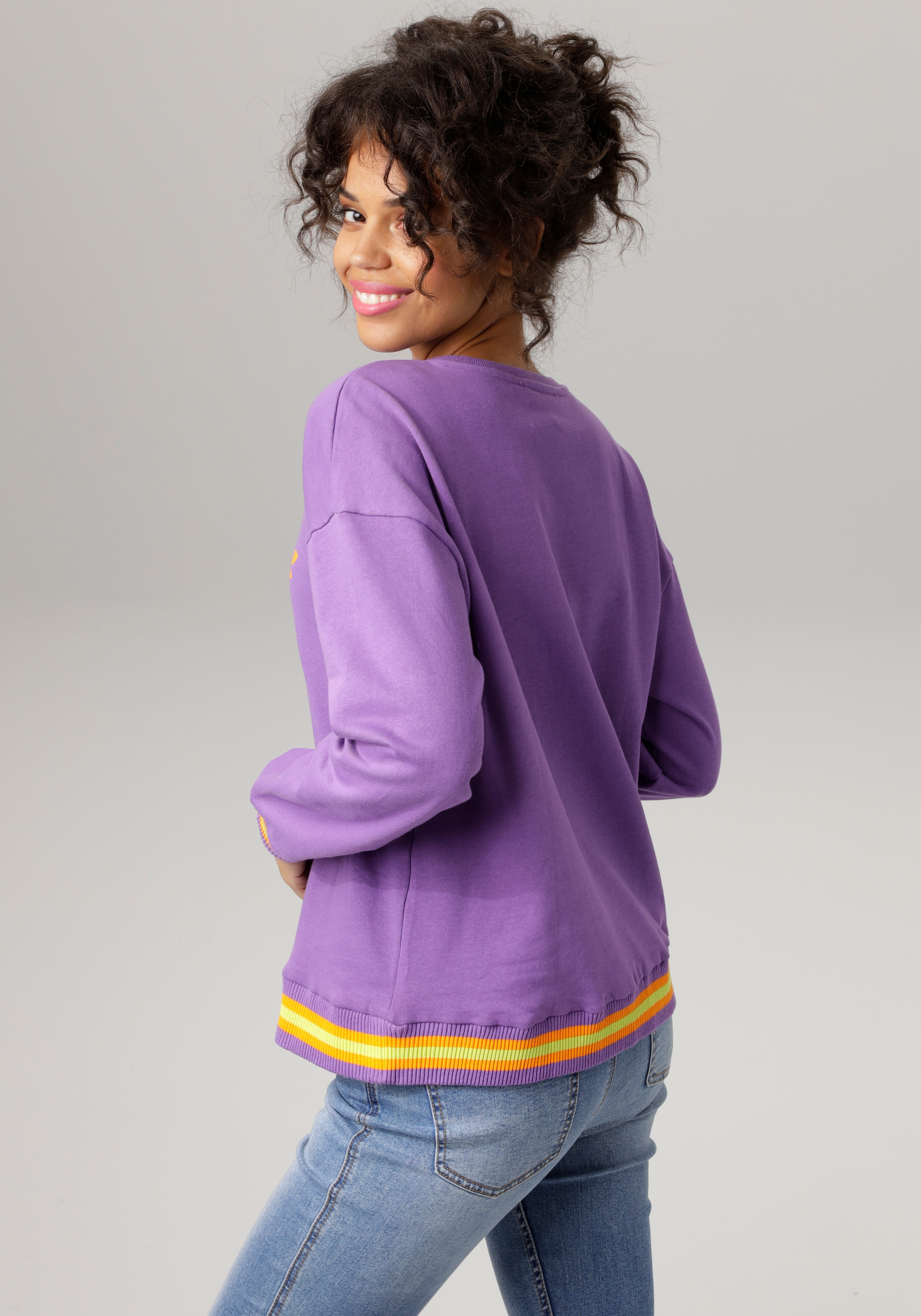 Aniston CASUAL Seerose und Sweatshirt, bei Schriftzug mit Frontdruck abstrakter ♕